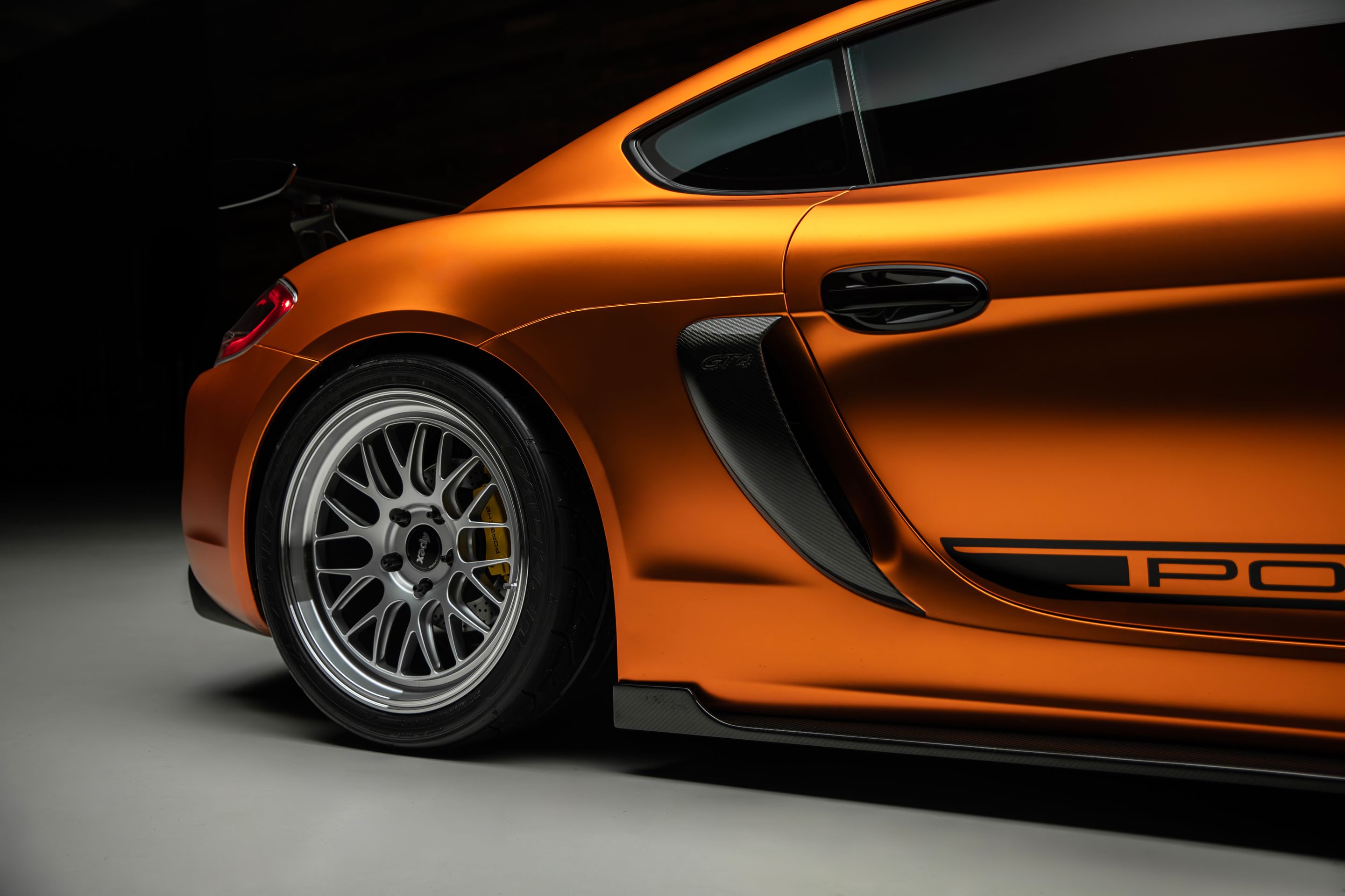 Orange Porsche 981 Cayman GT4 with 19" ML-10RT Apex wheels in Machined Lip Race Silver
