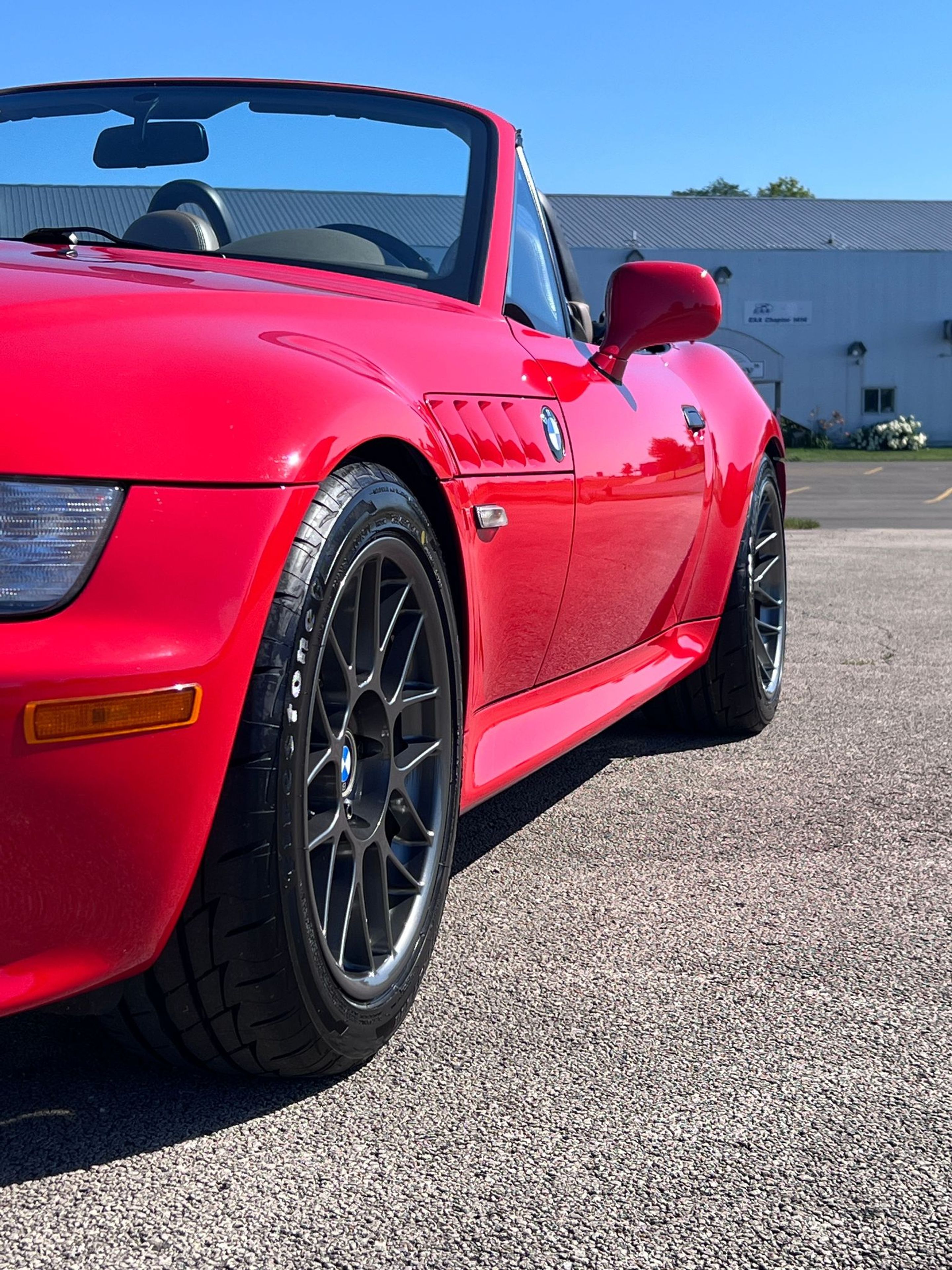 Red BMW E36/7 Roadster Z3 with 17" ARC-8 Apex wheels in Anthracite