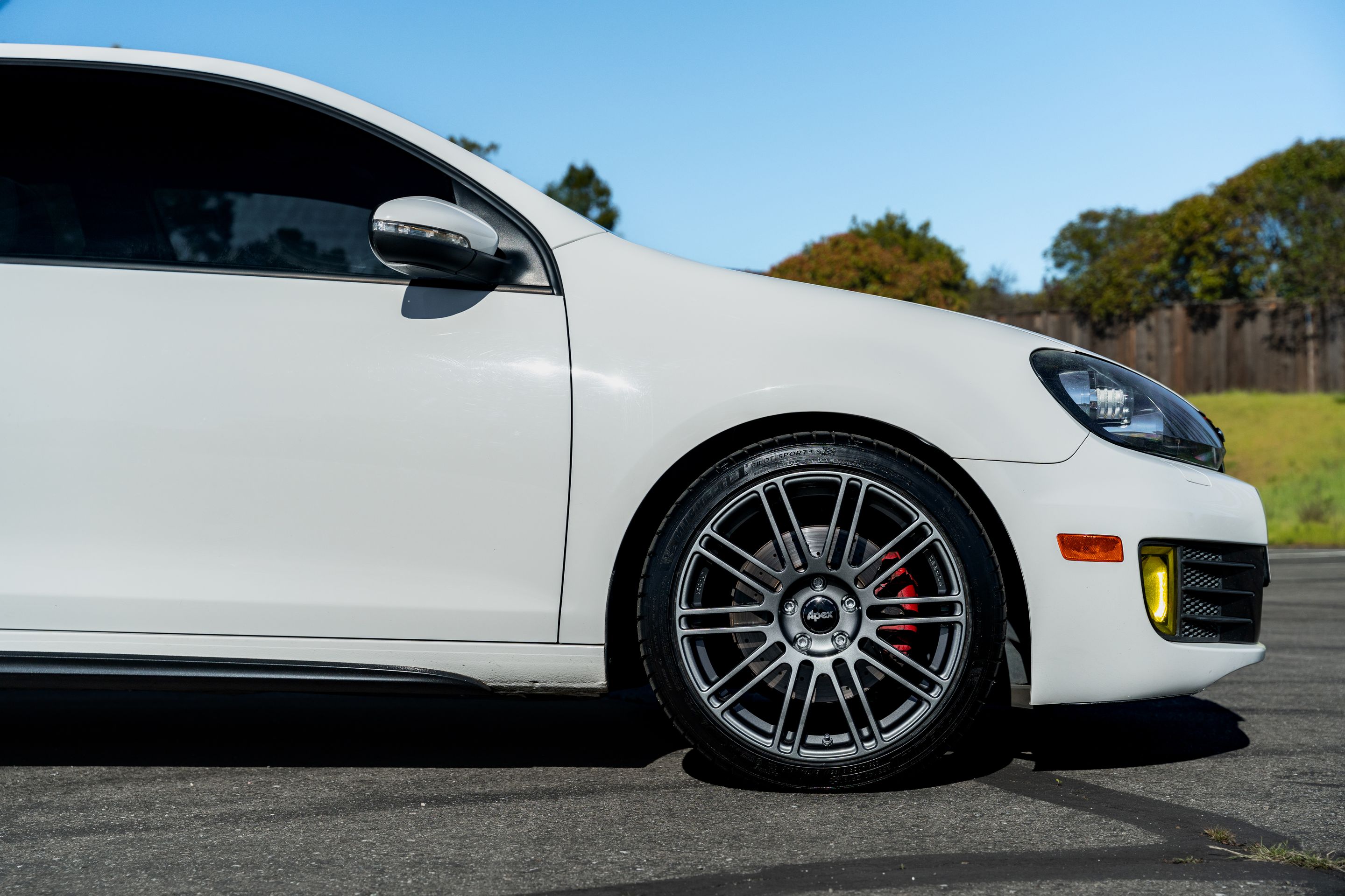 White VW MK6 GTI with 18" TC-10RT Apex wheels in Anthracite