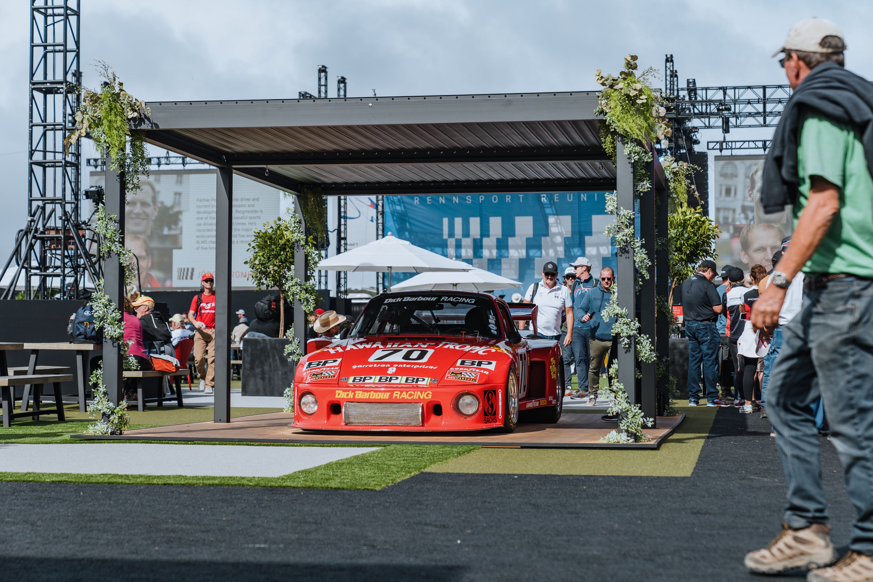 White Porsche 911 996 GT2 with 18" EC-7RS Apex wheels in Anthracite