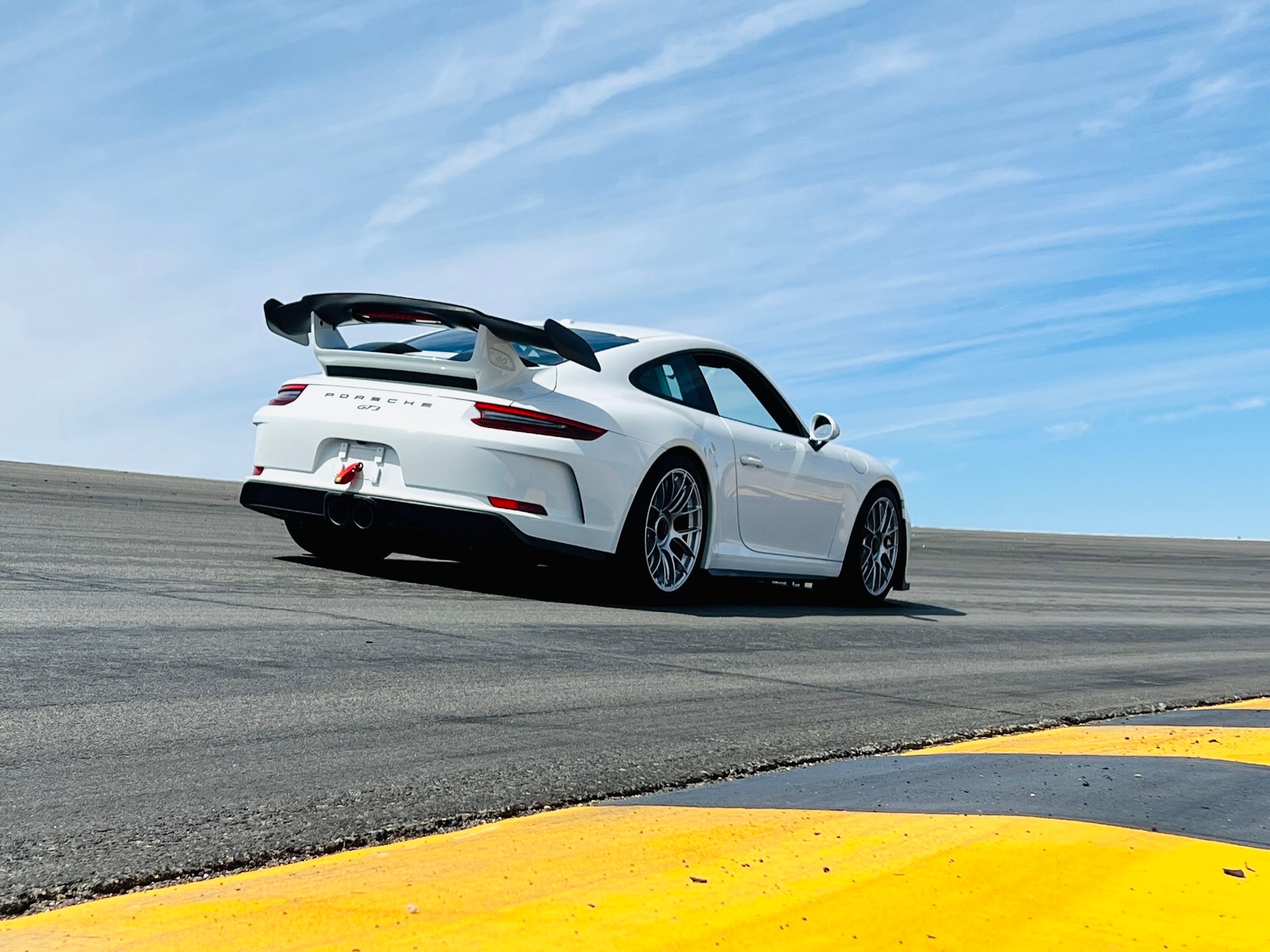 White Porsche 911 991.2 GT3 with 19" EC-7RS Apex wheels in Race Silver