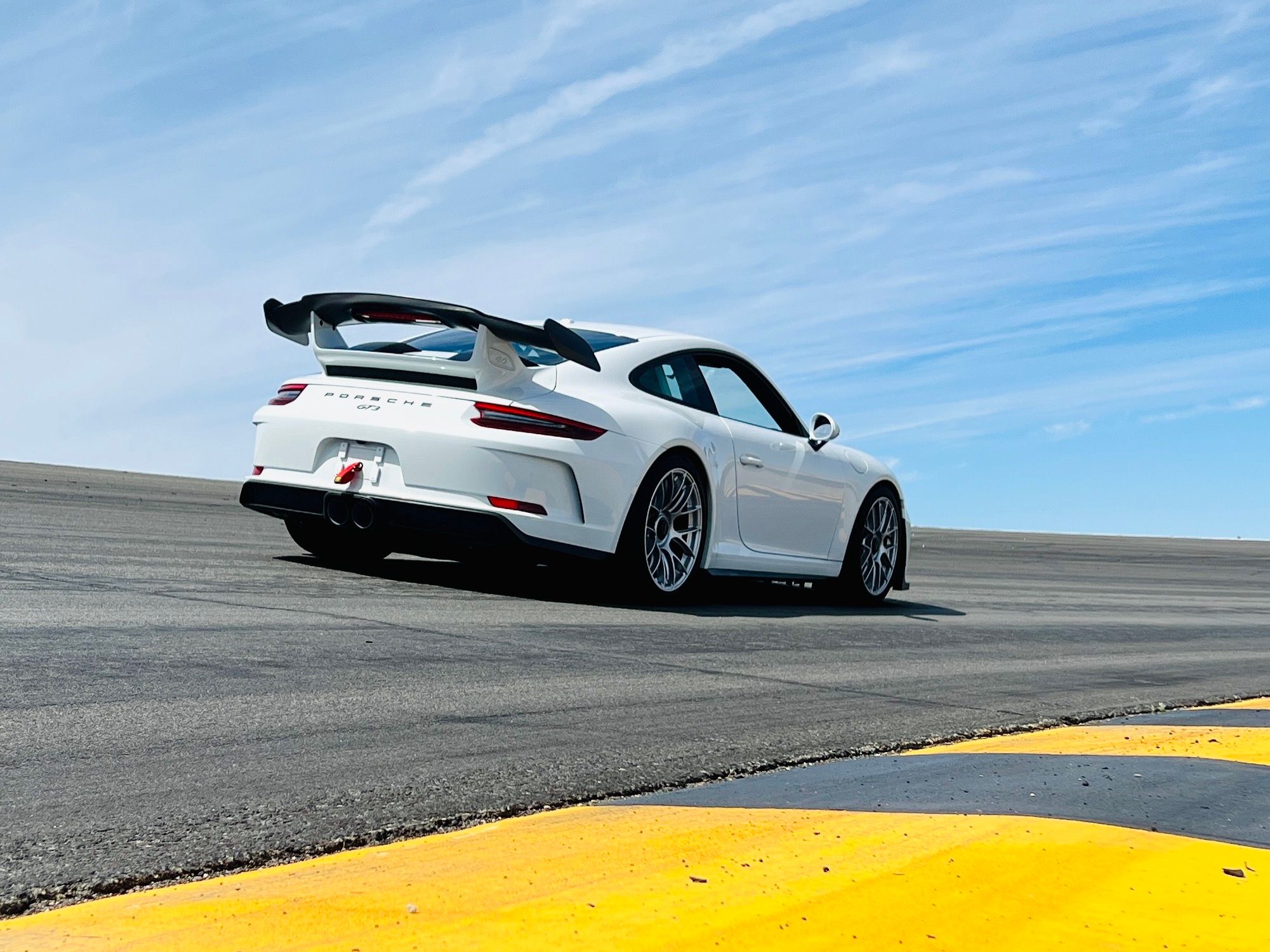 White Porsche 911 991.2 GT3 with 19" EC-7RS Apex wheels in Race Silver