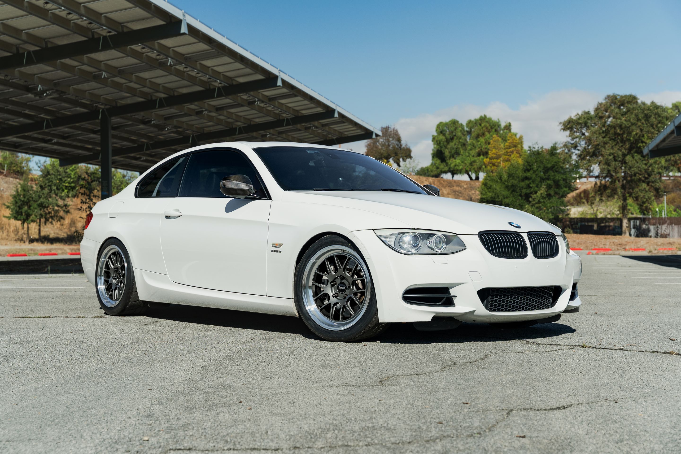 White BMW  3 Series with 18" ML-7RT Apex wheels in Machined Lip Anthracite