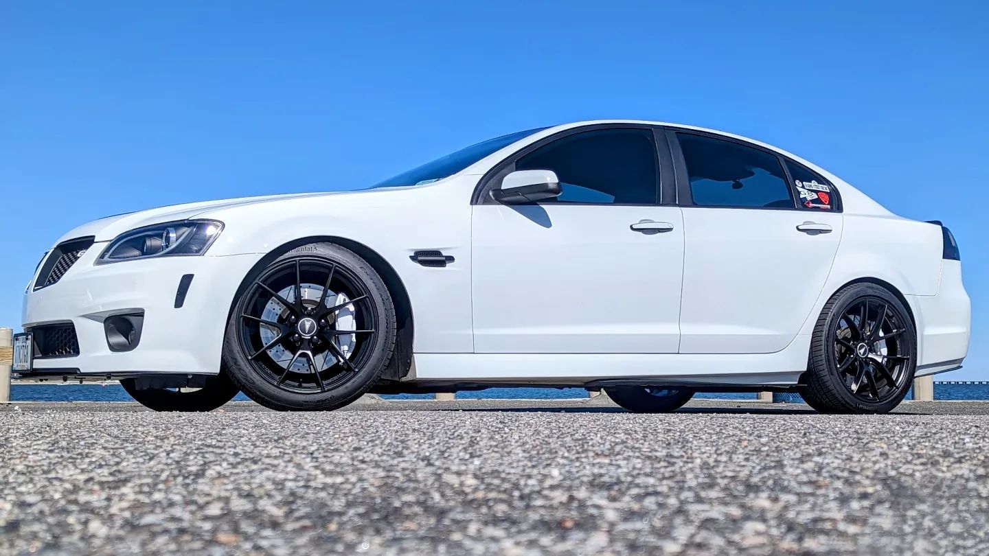 White Pontiac G8 GT with 19" VS-5RS Apex wheels in Satin Black
