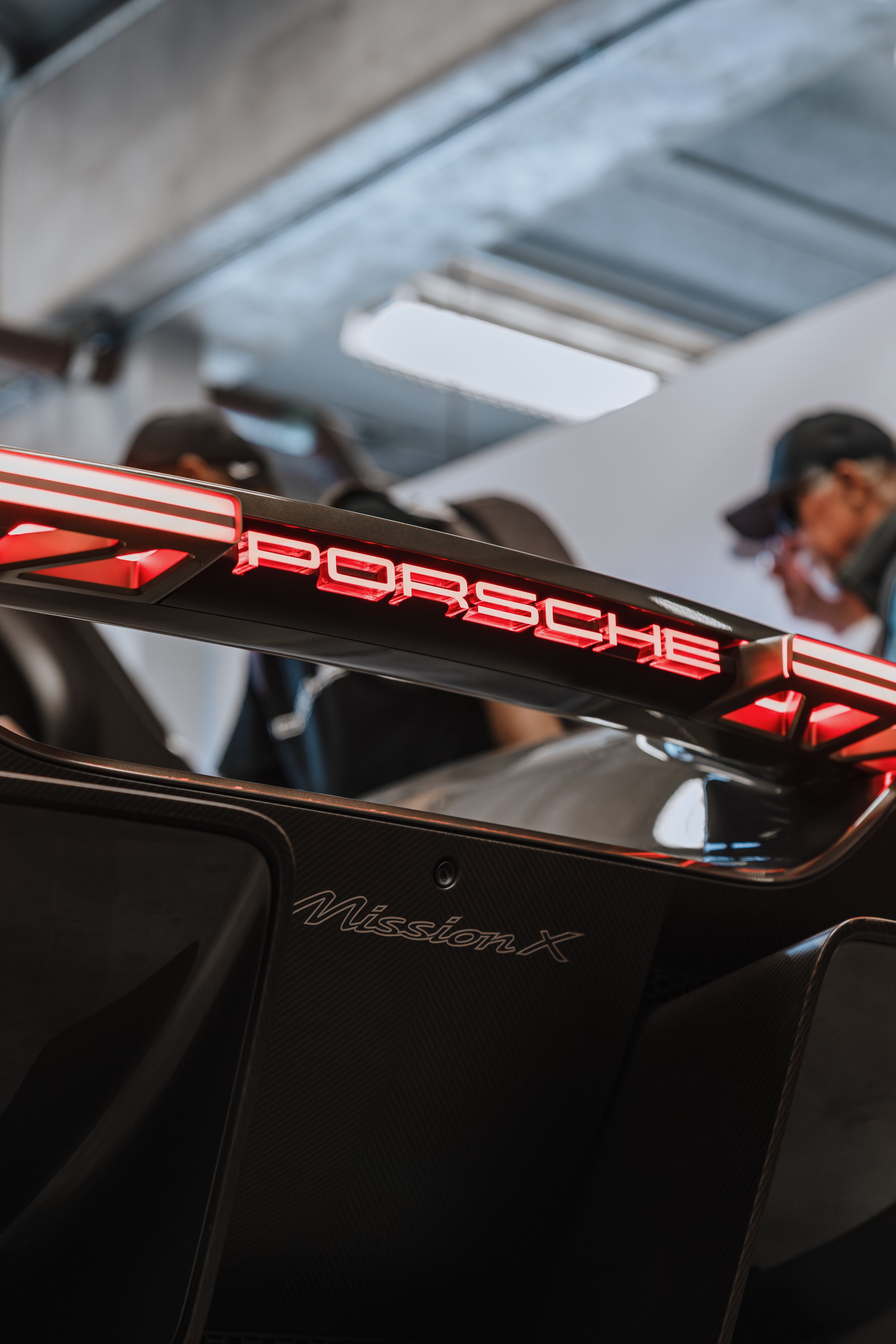 White Porsche 911 996 GT2 with 18" EC-7RS Apex wheels in Anthracite