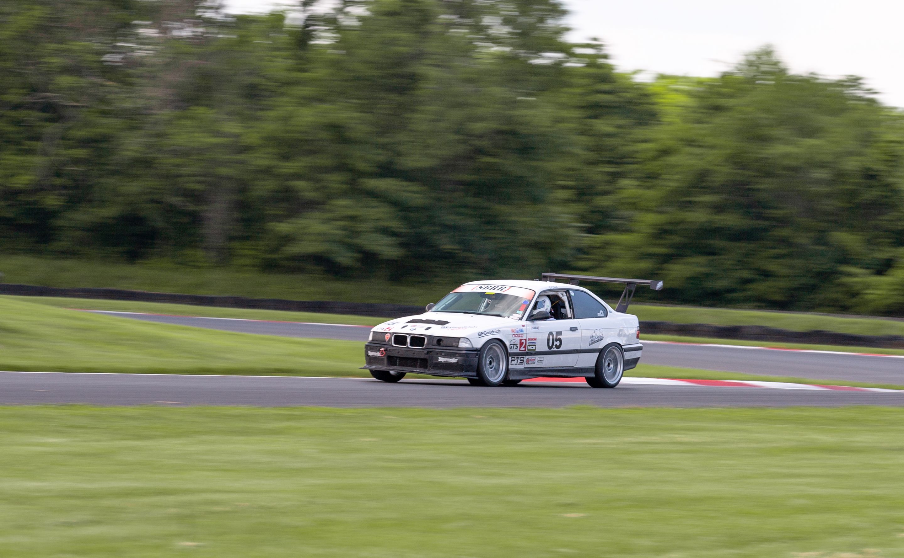 White BMW E36 M3 with 17" ARC-8 Apex wheels in Hyper Silver