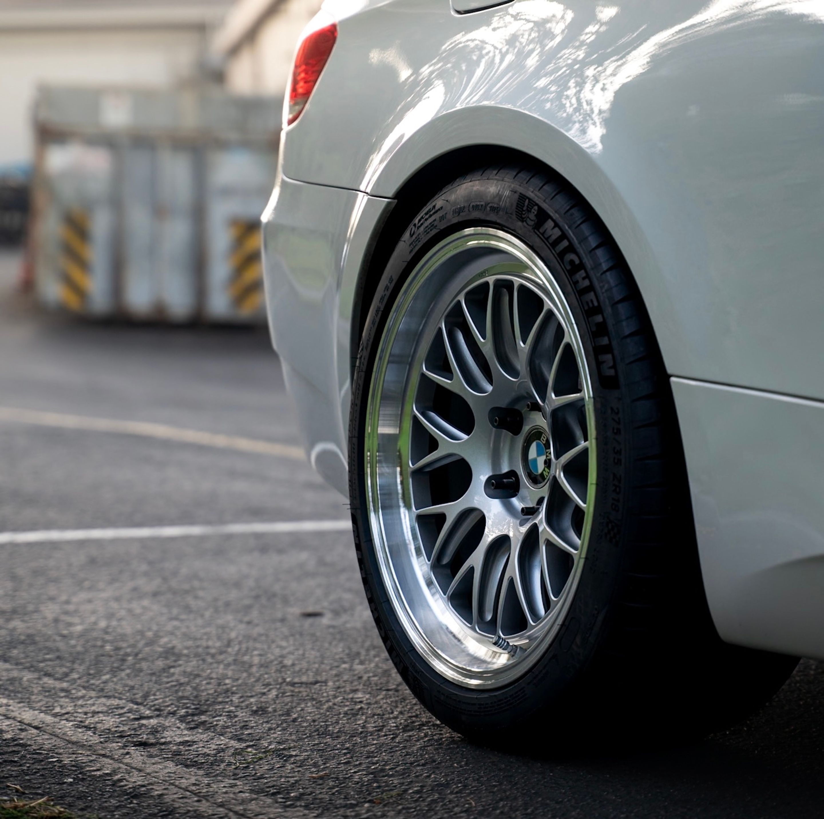 White BMW E92 Coupe M3 with 18" ML-10RT Apex wheels in Machined Lip Race Silver
