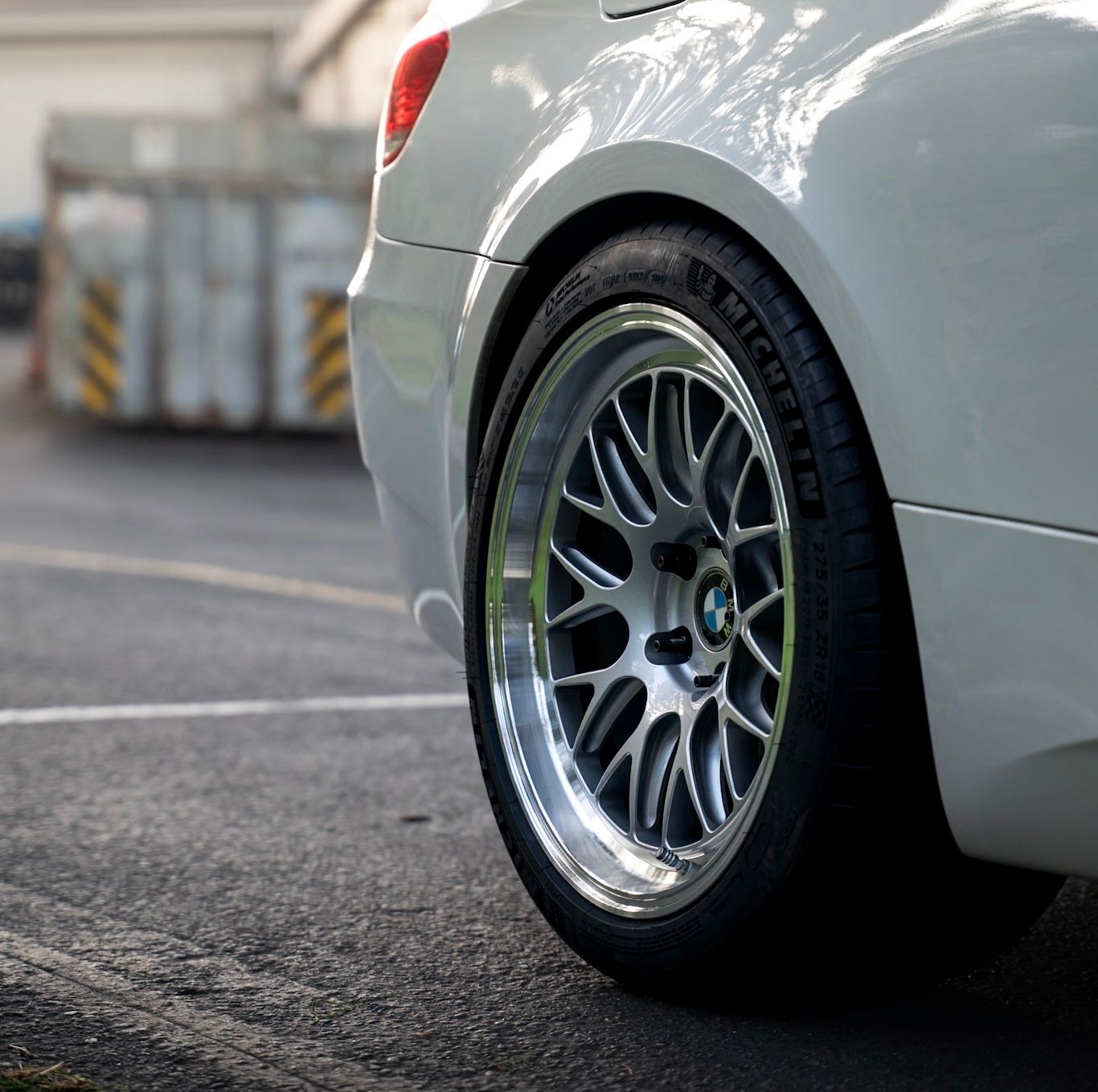 White BMW E92 Coupe M3 with 18" ML-10RT Apex wheels in Machined Lip Race Silver