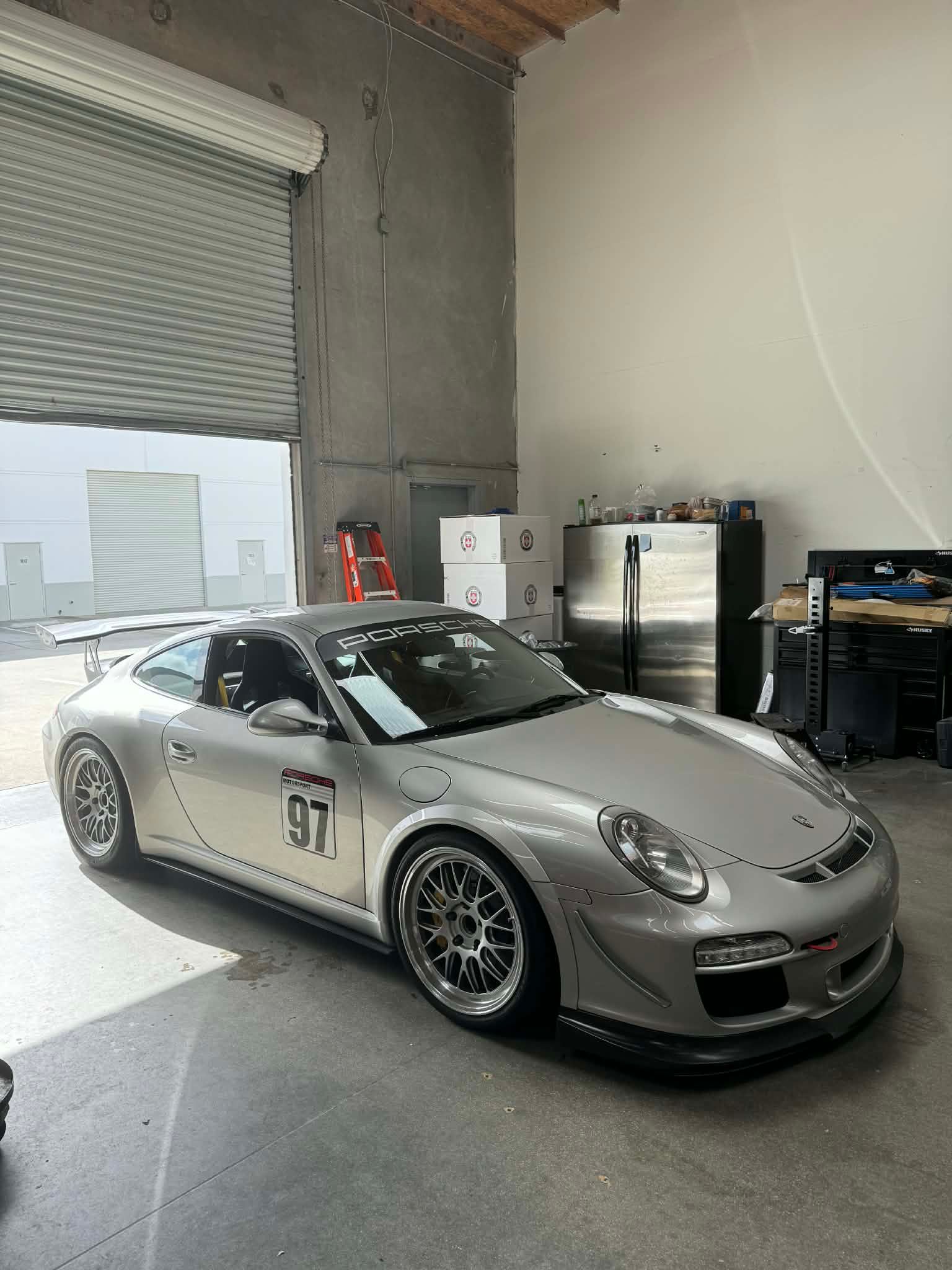 Silver Porsche 911 997 GT3 with 19" ML-10RT Apex wheels in Machined Lip Race Silver