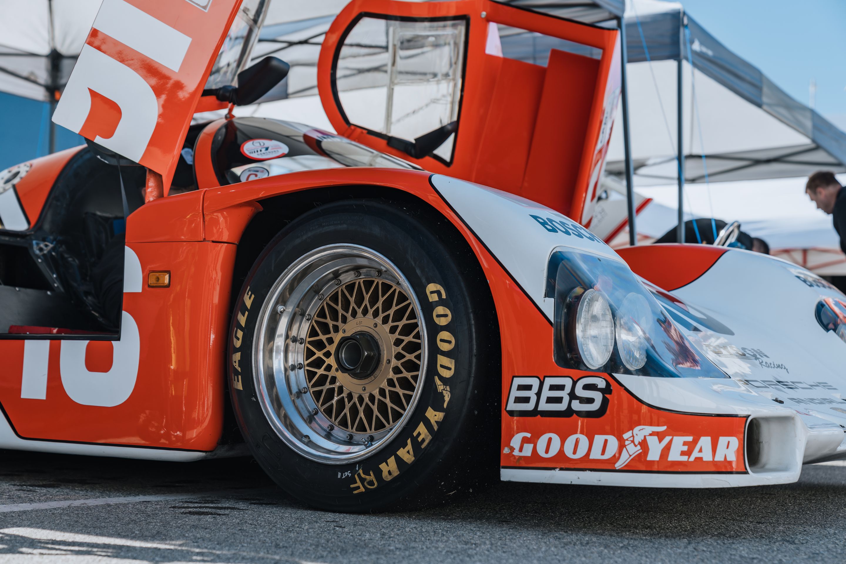 White Porsche 911 996 GT2 with 18" EC-7RS Apex wheels in Anthracite