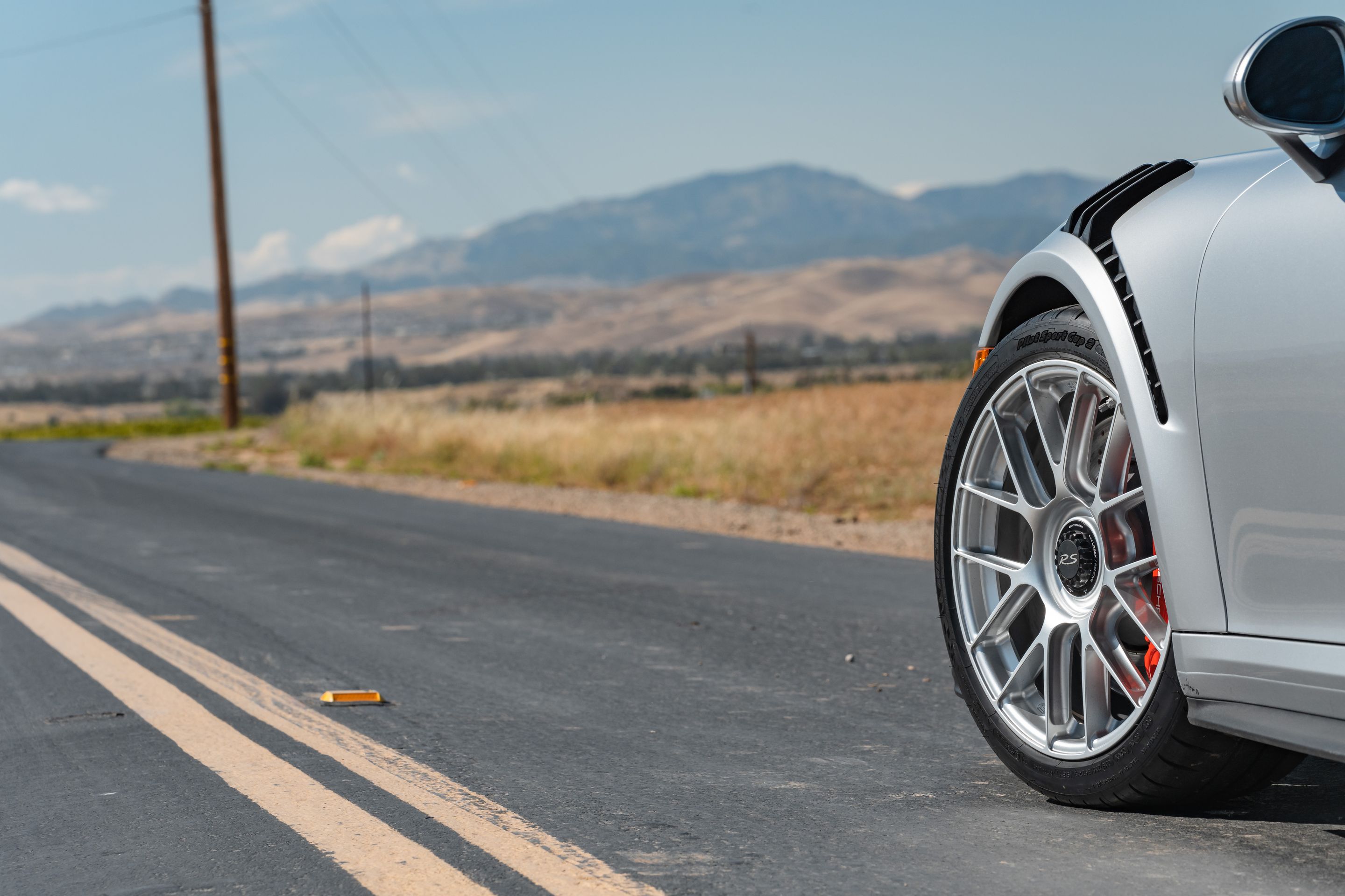 Silver Porsche 911 991.2 GT3 RS with 19" EC-7RS Apex wheels in Race Silver