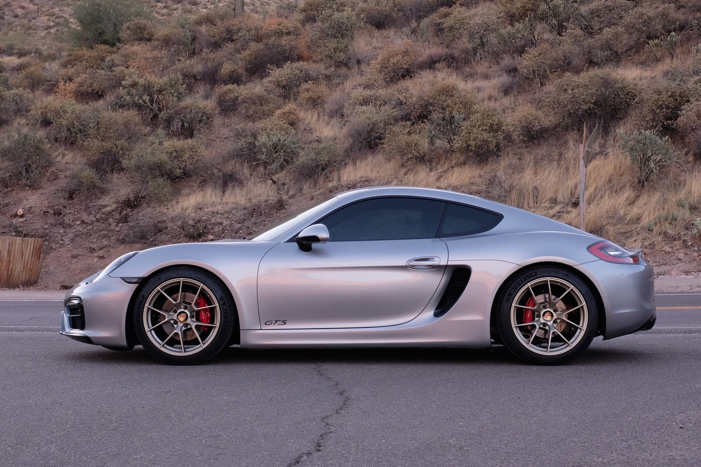 Silver Porsche 981 Cayman GTS with 19" VS-5RS Apex wheels in Motorsport Gold