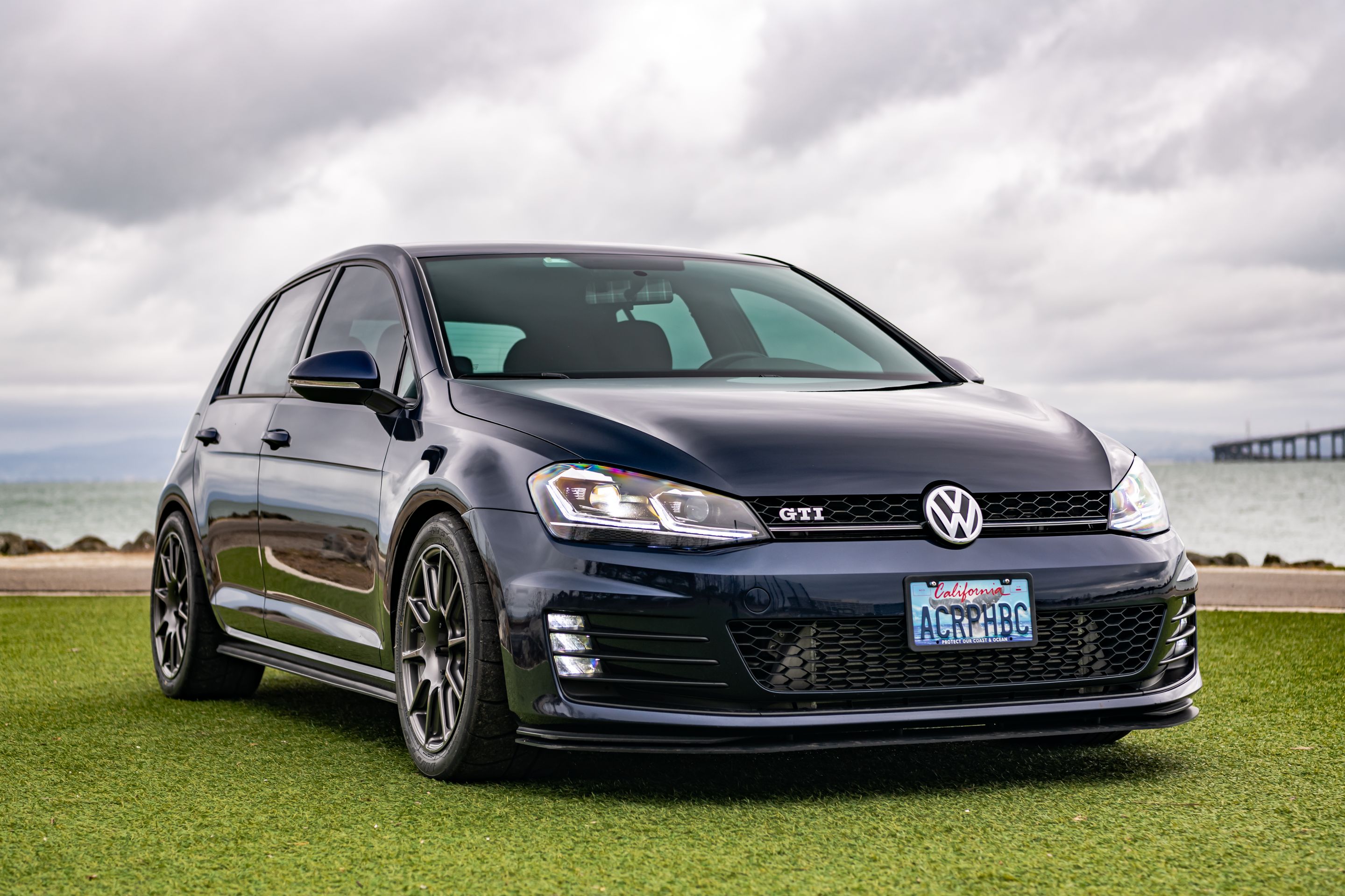 Blue VW MK7 GTI with 17" SM-10 Apex wheels in Anthracite