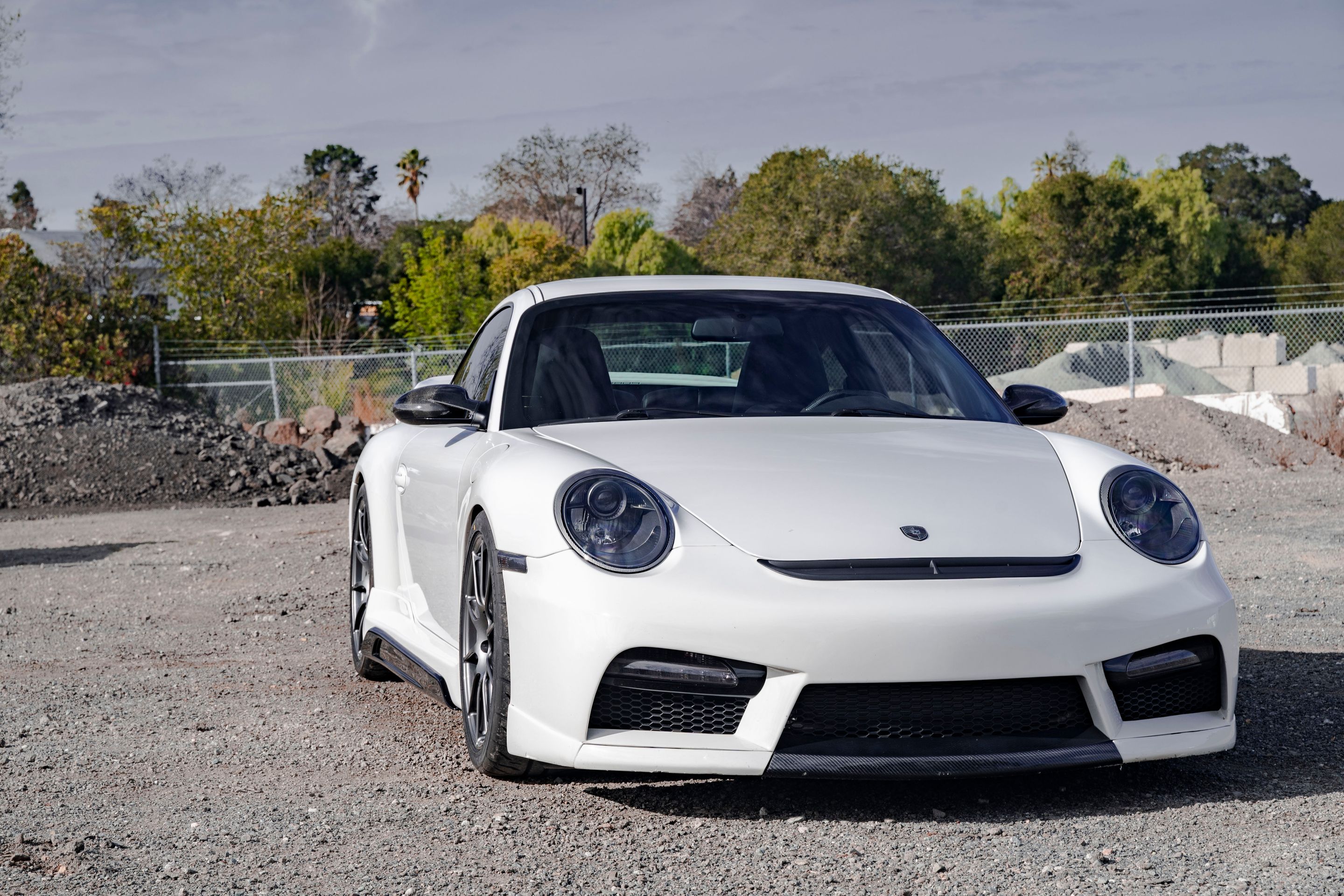 White Porsche 911 997 Carrera S with 19" SM-10 Apex wheels in Anthracite