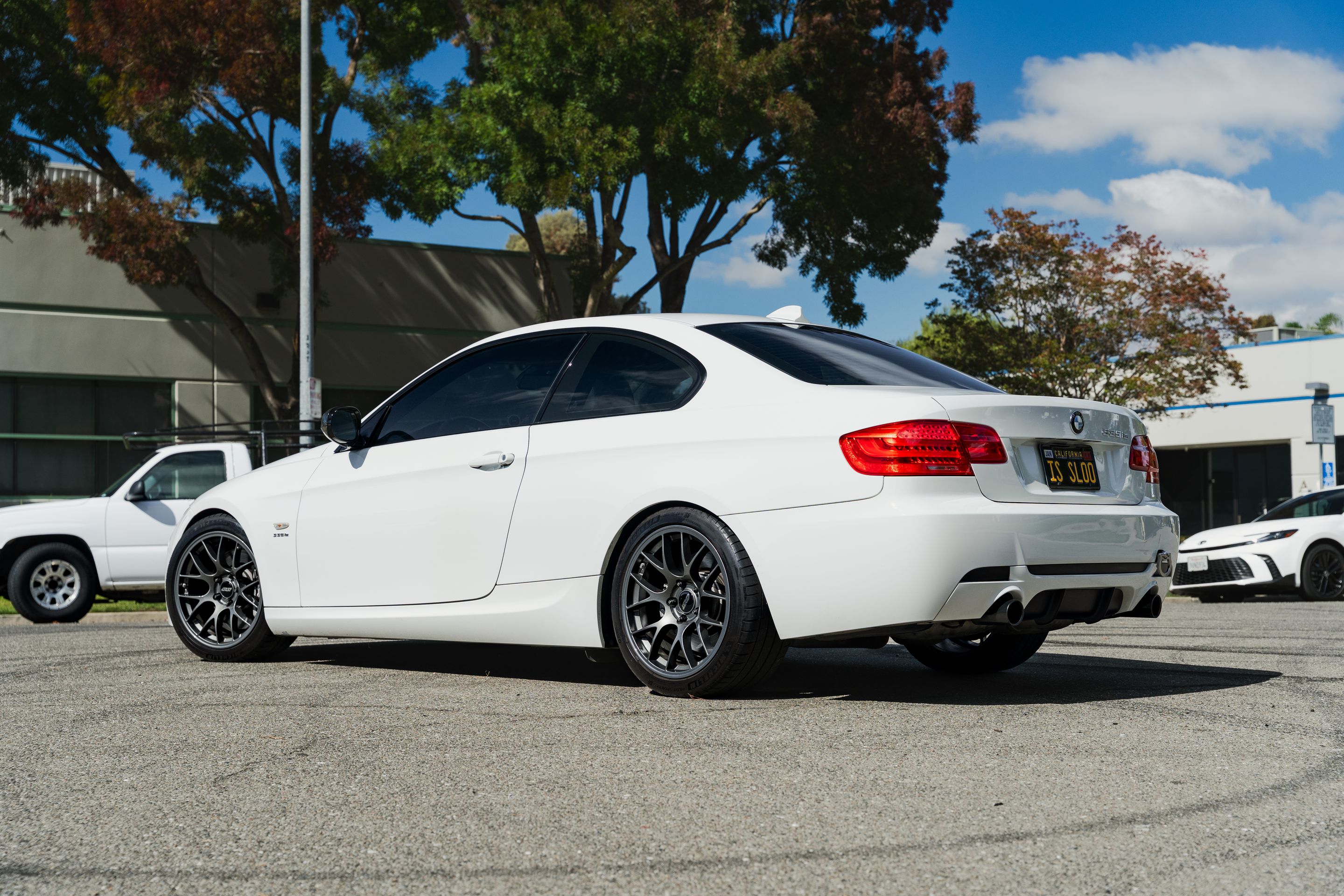 White BMW E92 Coupe 3 Series with 18" EC-7 Apex wheels in Anthracite