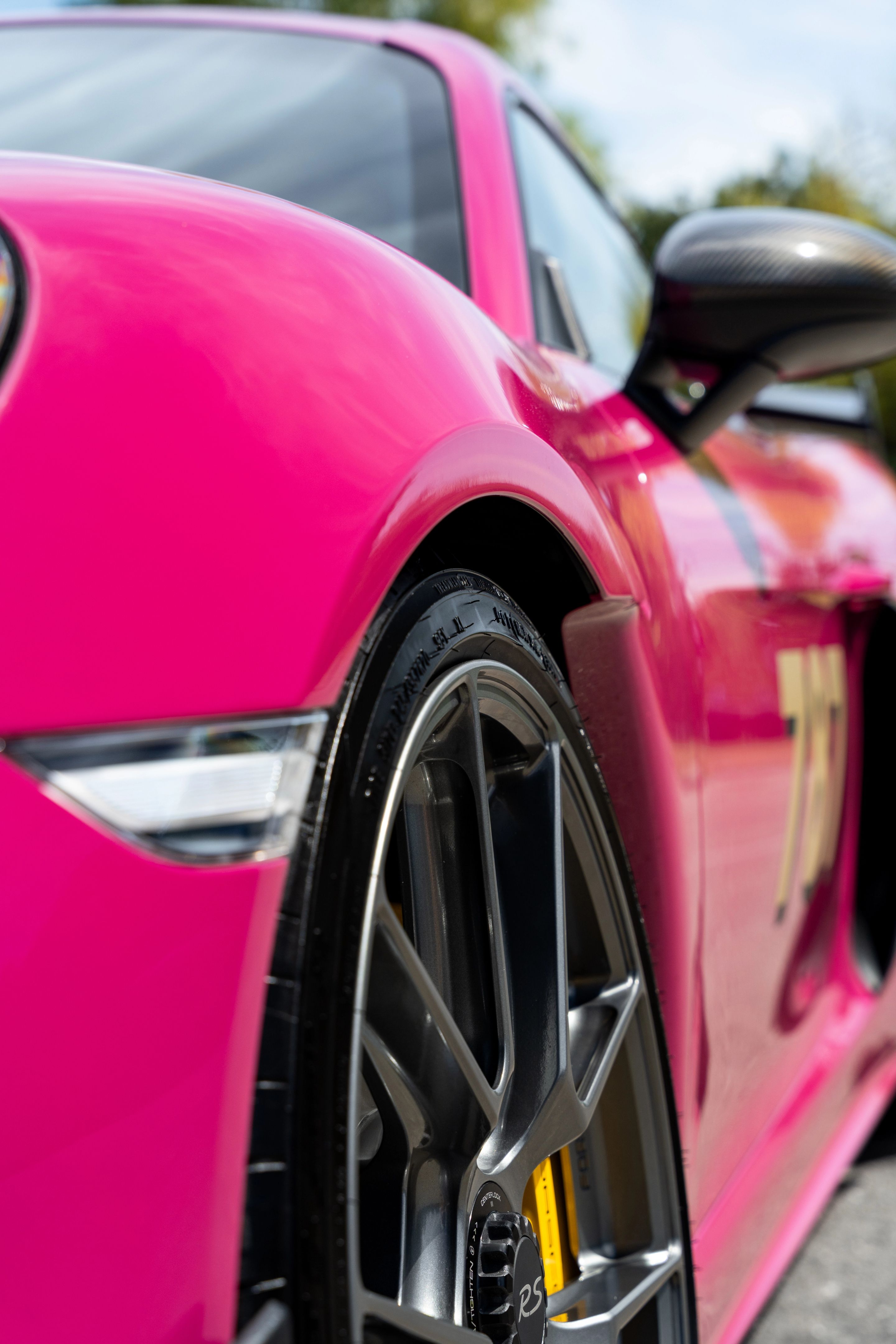 Pink Porsche 718 Cayman GT4 RS with 20" VS-5RS Apex wheels in Anthracite