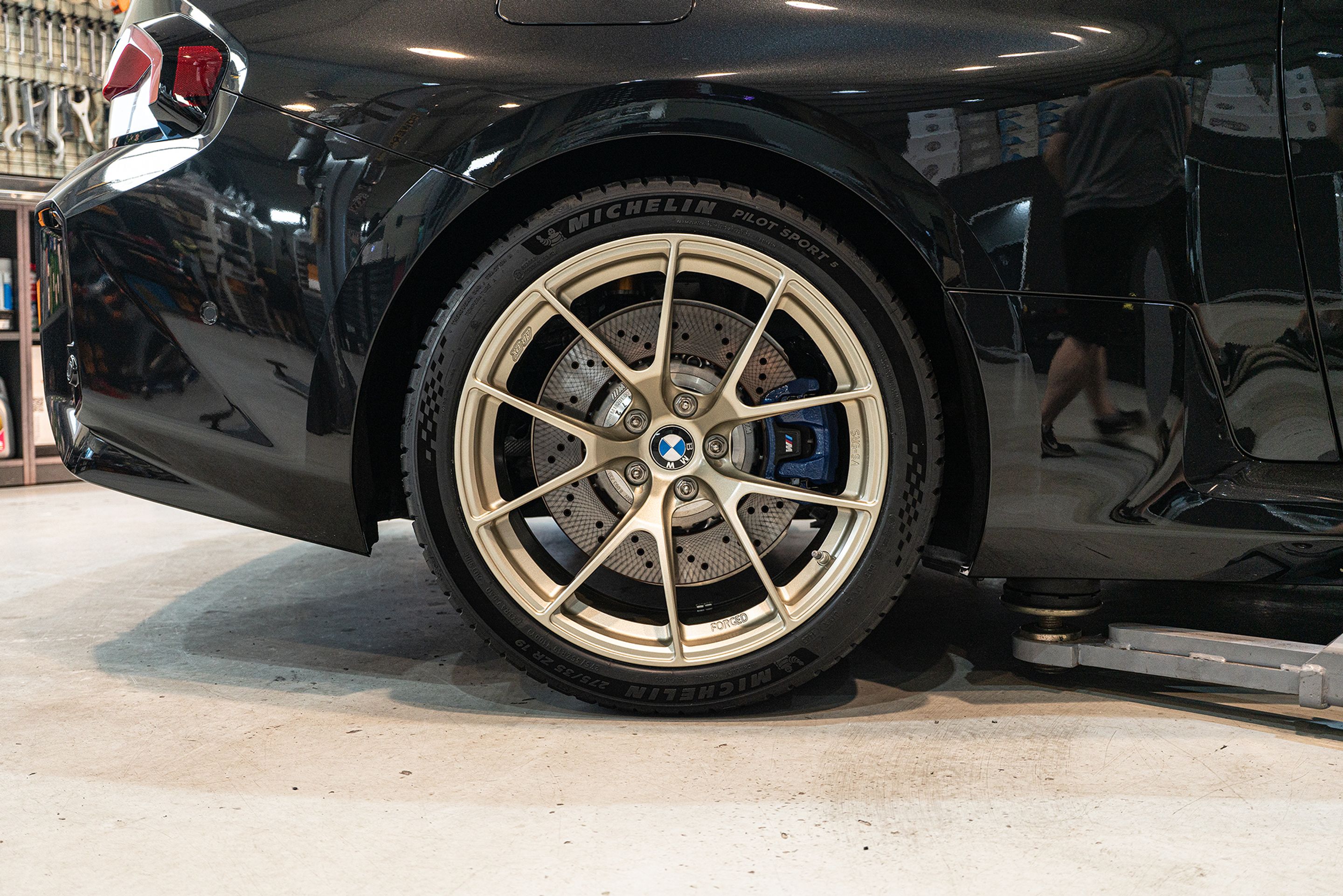 Black BMW G87 M2 with 19" VS-5RS Apex wheels in Motorsport Gold