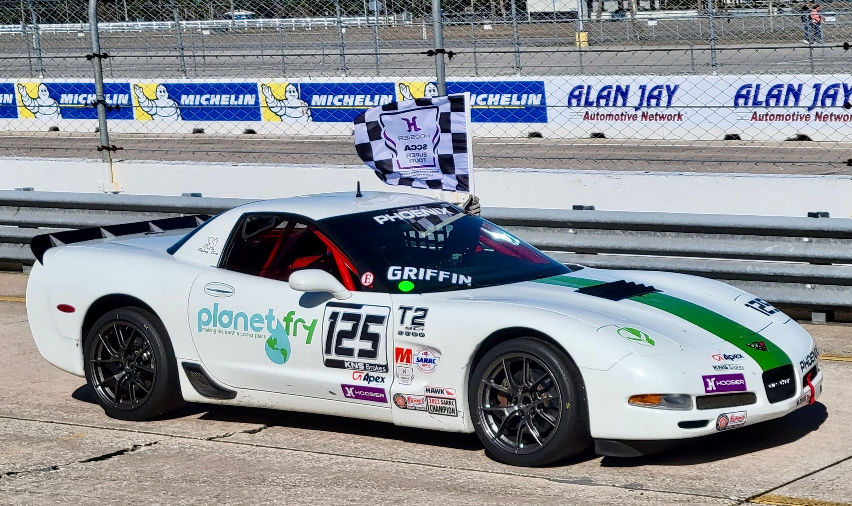 White Chevrolet C5 Spec Corvette with 18" VS-5RS Apex wheels in Anthracite