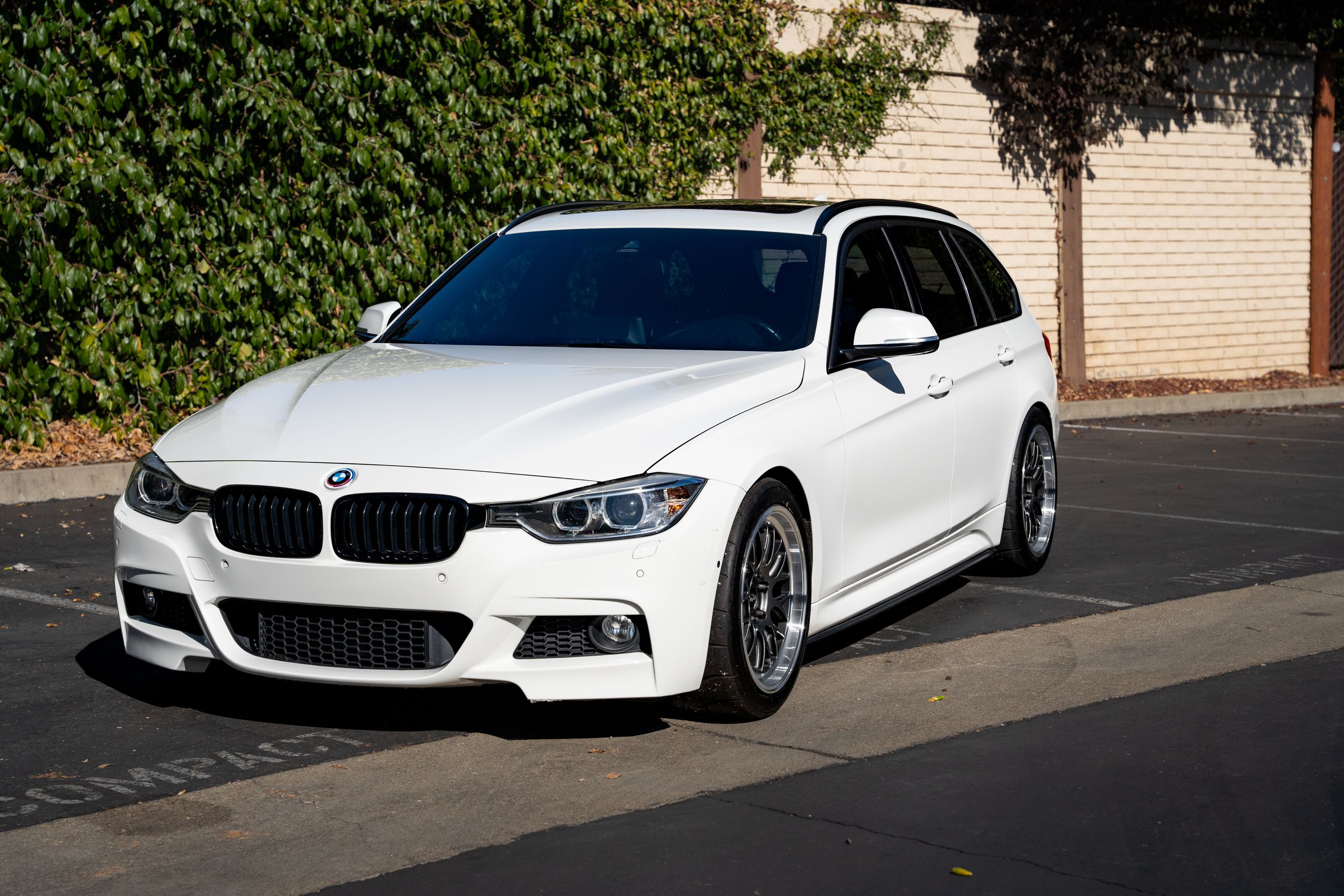White BMW F31 Wagon 3 Series with 18" ML-10RT Apex wheels in Machined Lip Anthracite