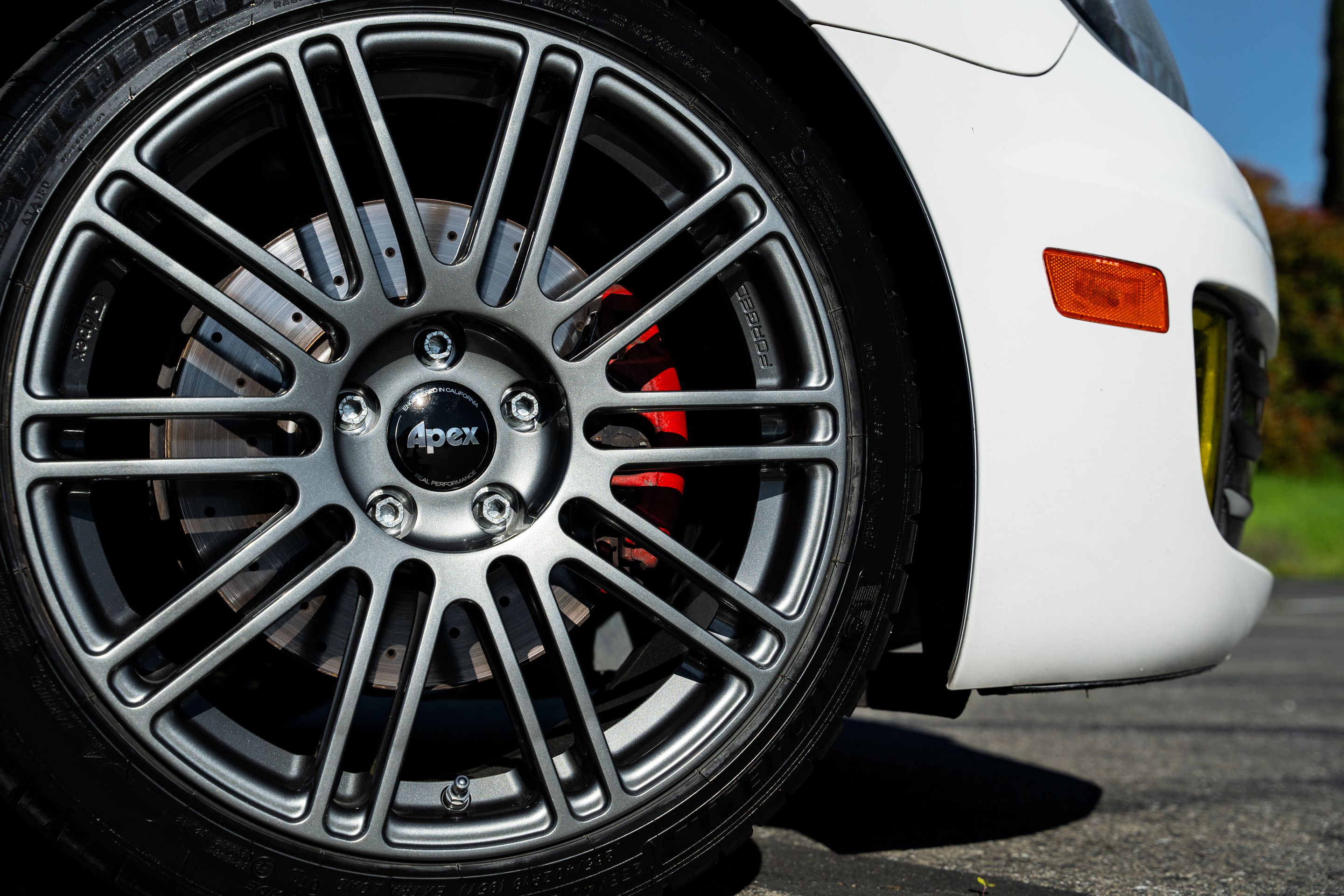 White VW MK6 GTI with 18" TC-10RT Apex wheels in Anthracite