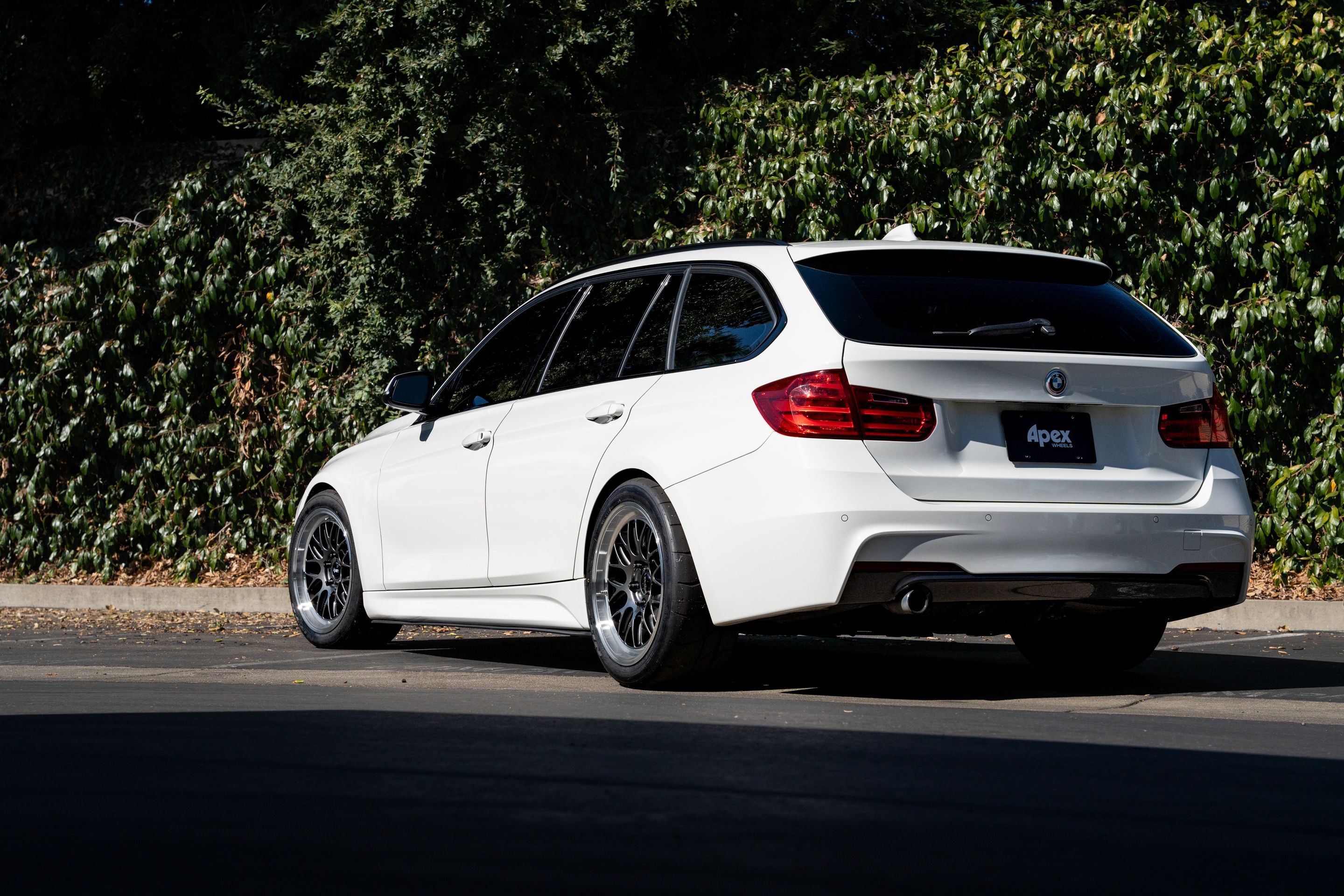 White BMW F31 Wagon 3 Series with 18" ML-10RT Apex wheels in Machined Lip Anthracite