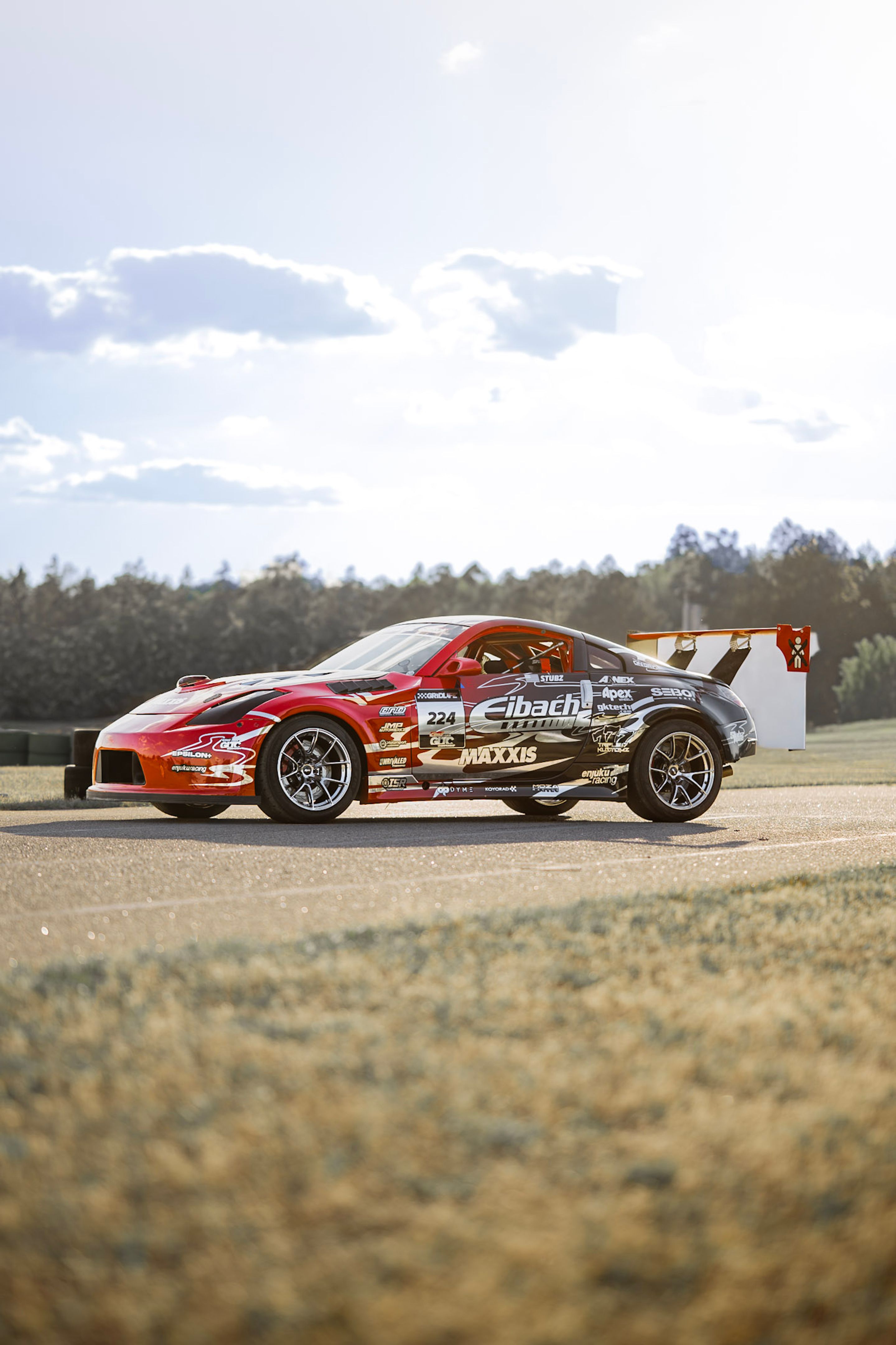 Race Livery Nissan 350Z with 18" VS-5RS Apex wheels in Custom Finish