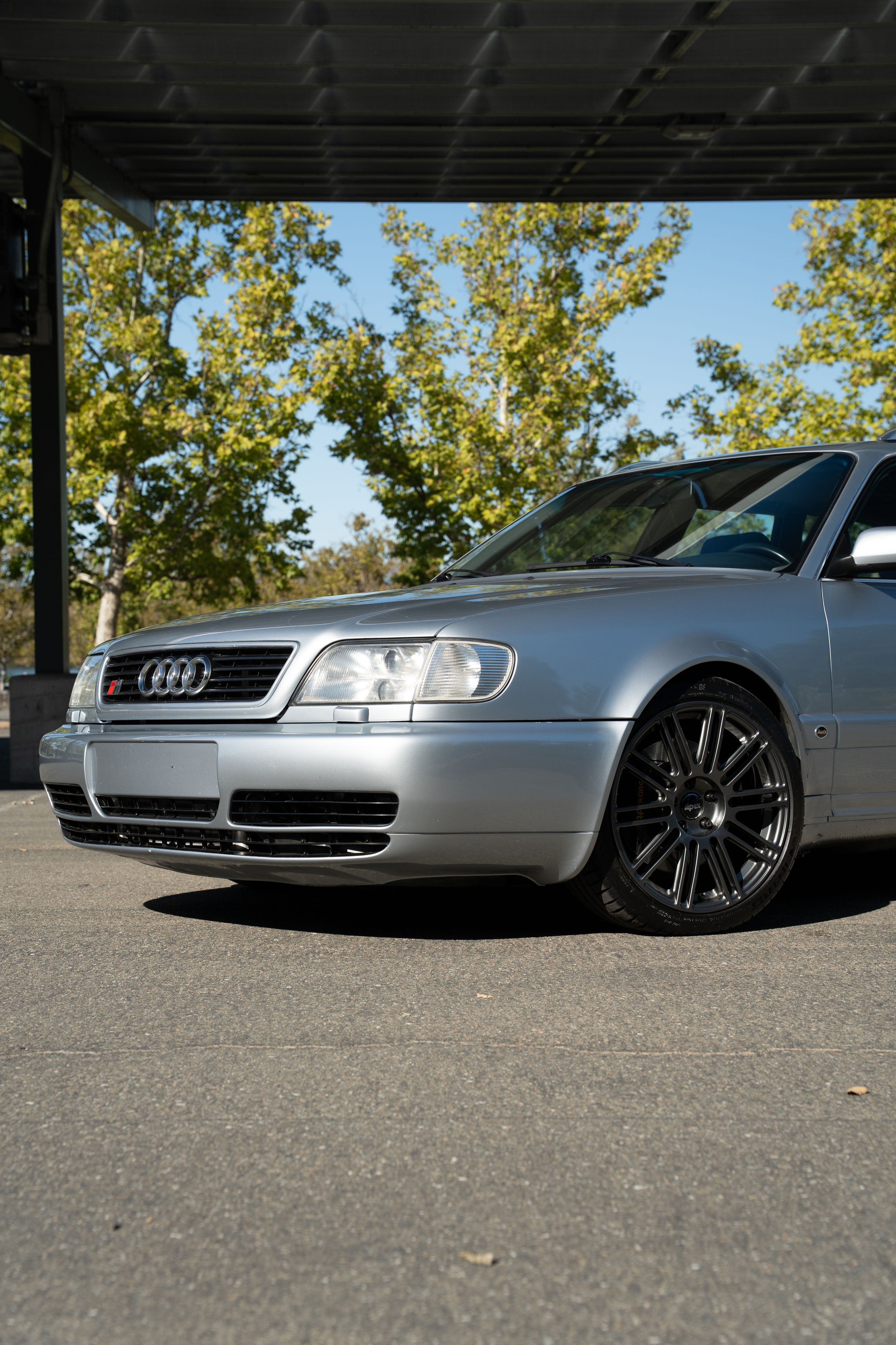 Silver Audi C4 S6 Avant/Wagon with 18" TC-10RT Apex wheels in Anthracite