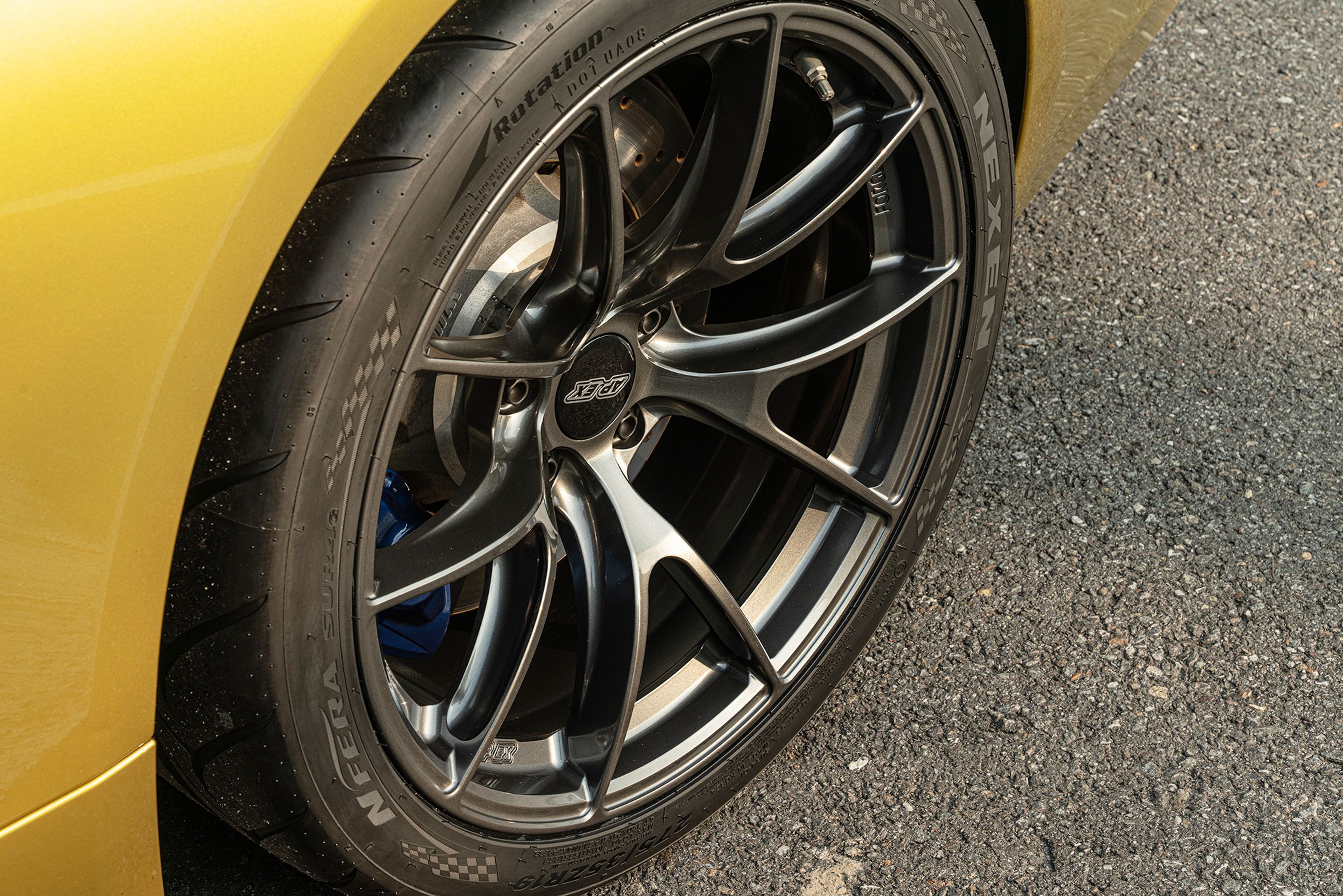 Yellow BMW F82 Coupe M4 with 19" VS-5RS Apex wheels in Anthracite