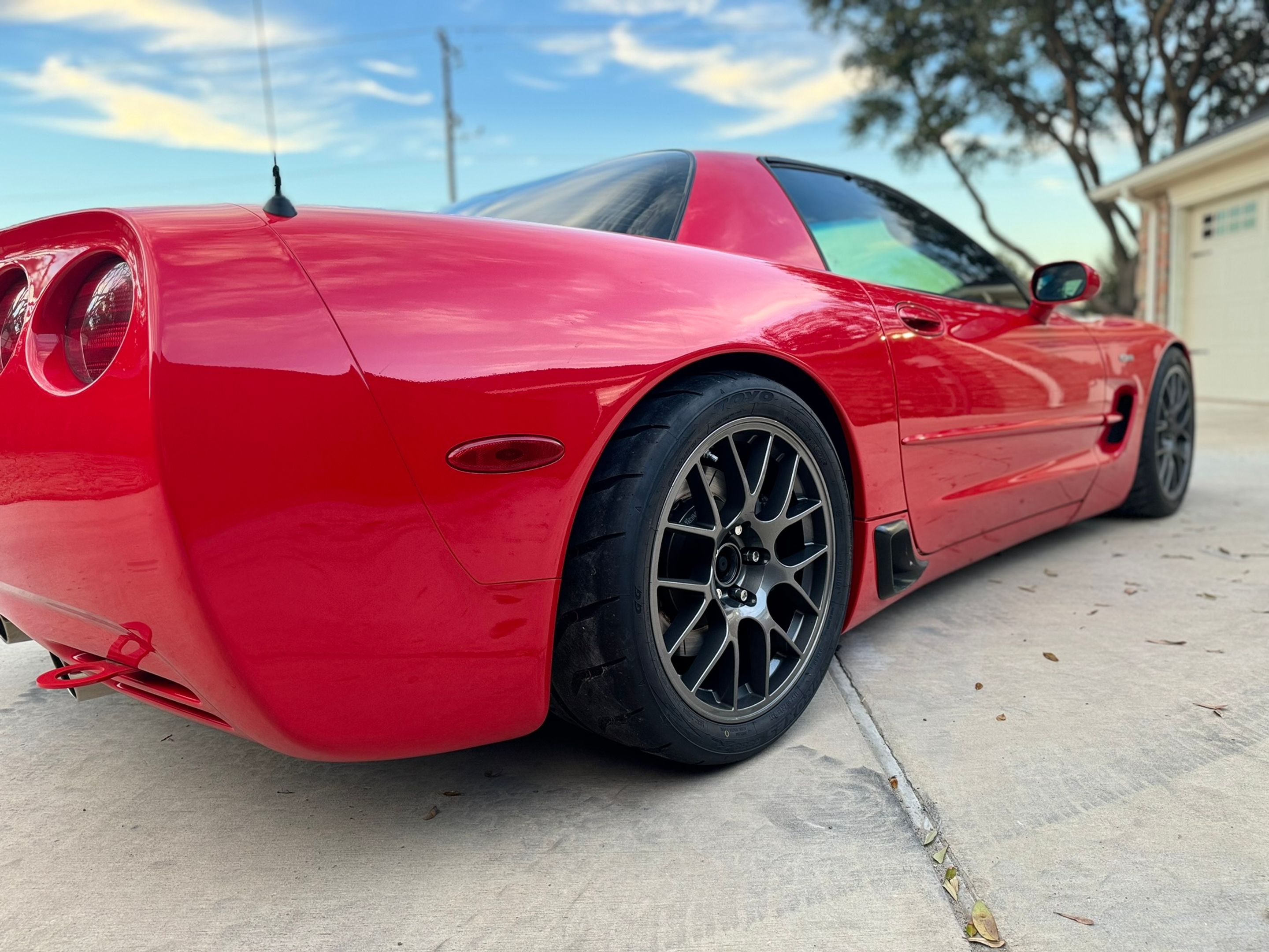 Red Chevrolet C5 Corvette Z06 with 18" EC-7 Apex wheels in Anthracite
