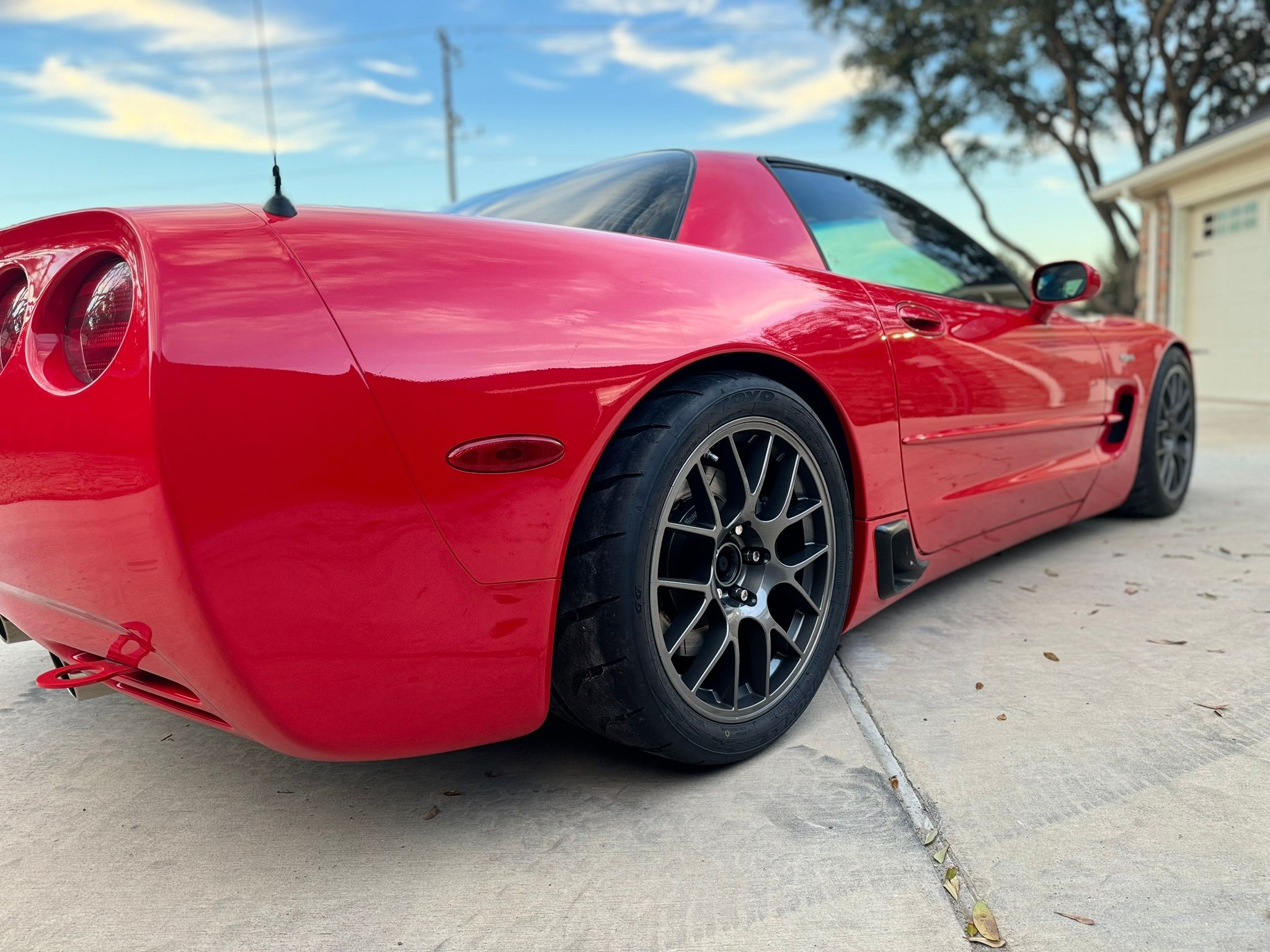 Red Chevrolet C5 Corvette Z06 with 18" EC-7 Apex wheels in Anthracite