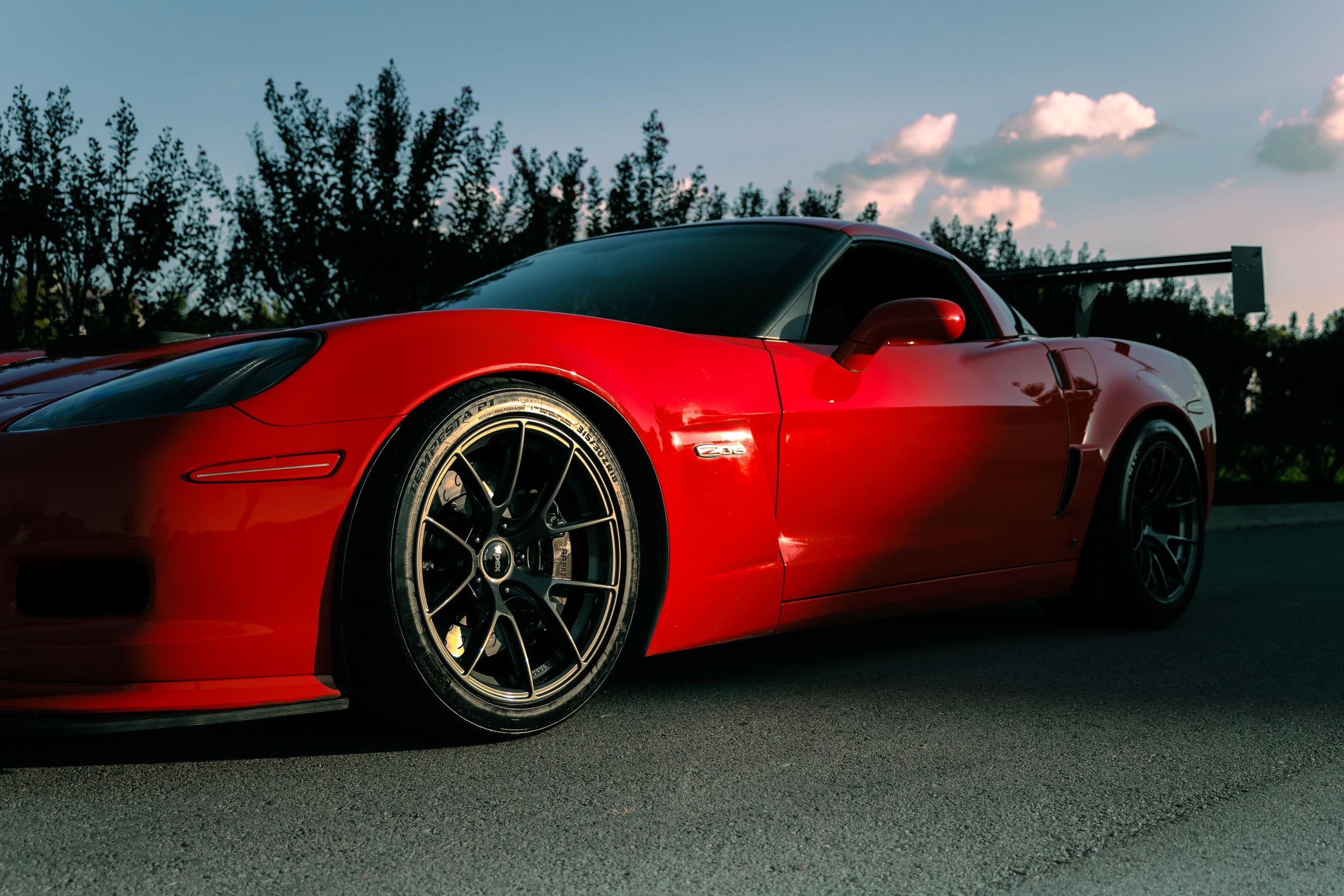 Red Chevrolet C6 Corvette Z06 with 18" VS-5RS Apex wheels in Anthracite