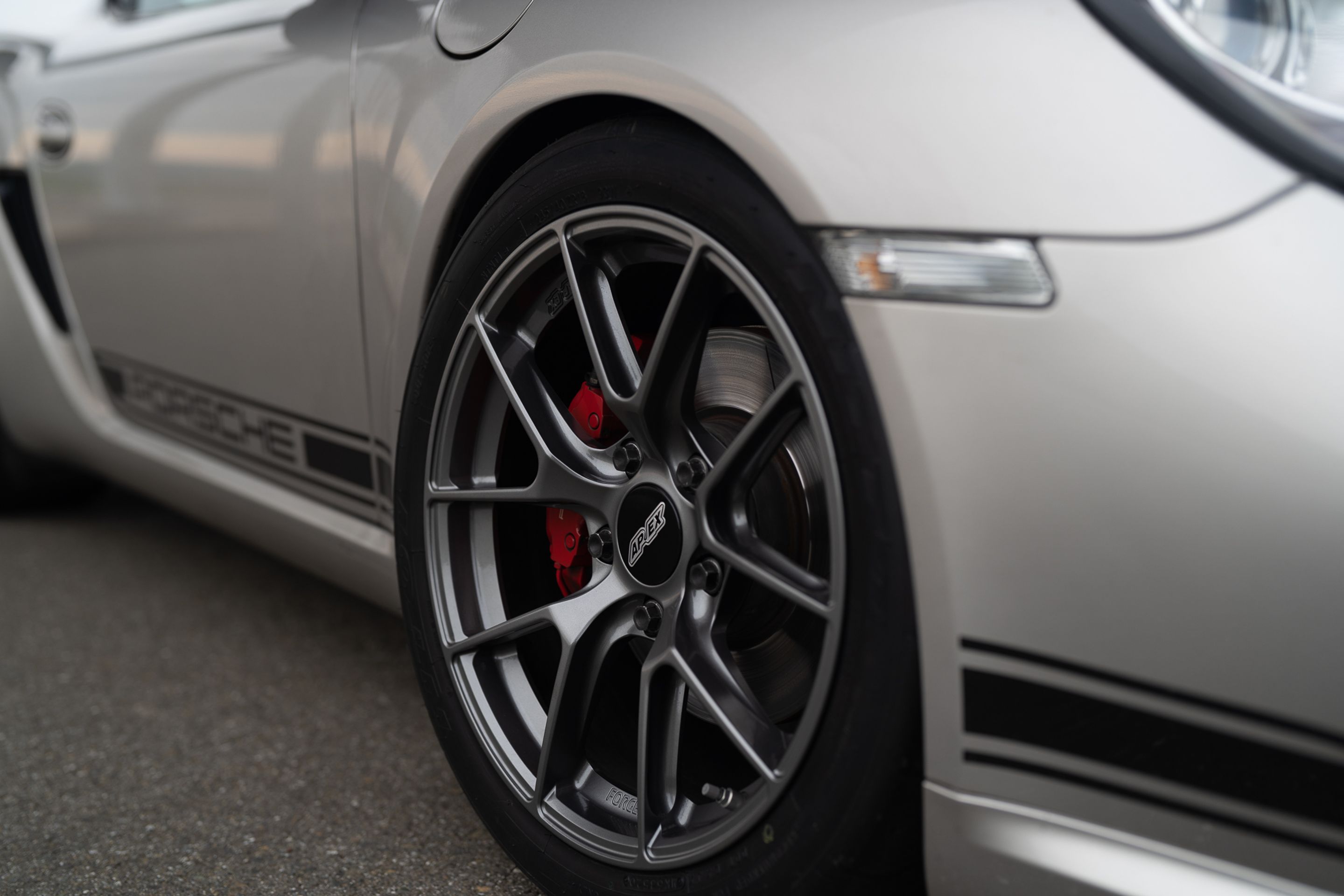 Grey Porsche 987 Cayman R with 18" VS-5RS Apex wheels in Anthracite