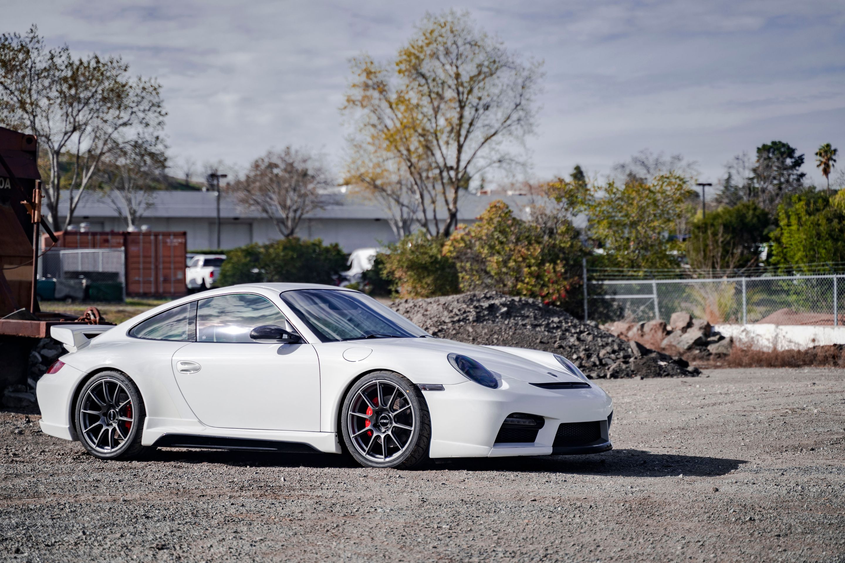 White Porsche 911 997 Carrera S with 19" SM-10 Apex wheels in Anthracite