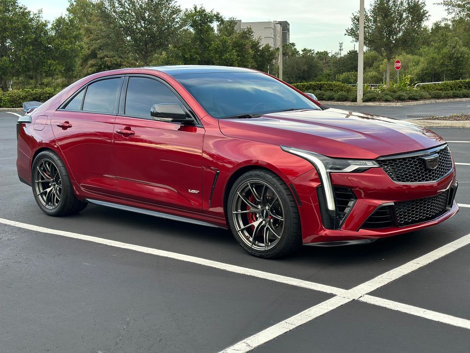 Red Cadillac CT4-V Blackwing with 18" VS-5RS Apex wheels in Anthracite