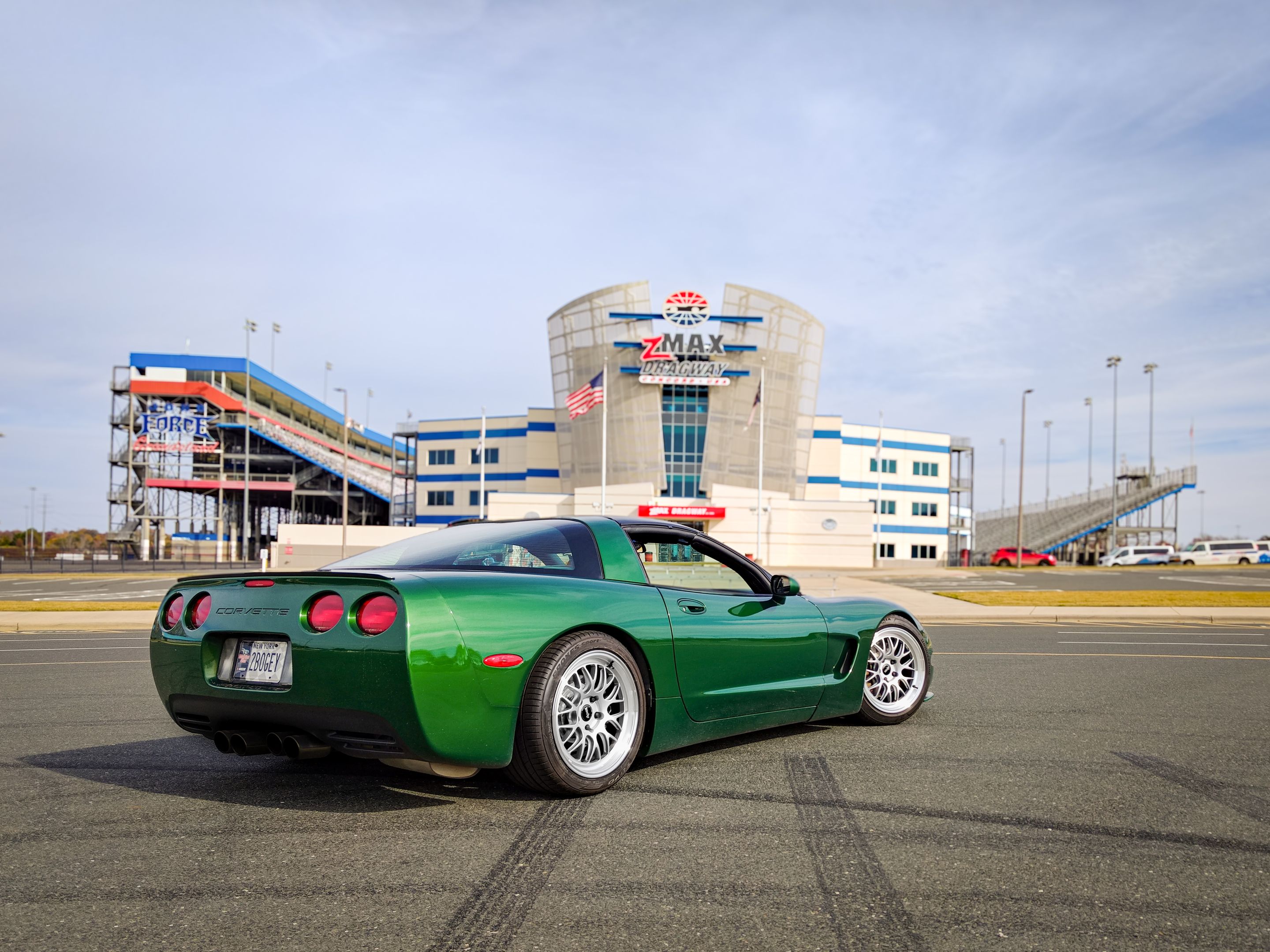 Green Chevrolet C5 Corvette Base/Z51 with 18" ML-10RT Apex wheels in Machined Lip Race Silver