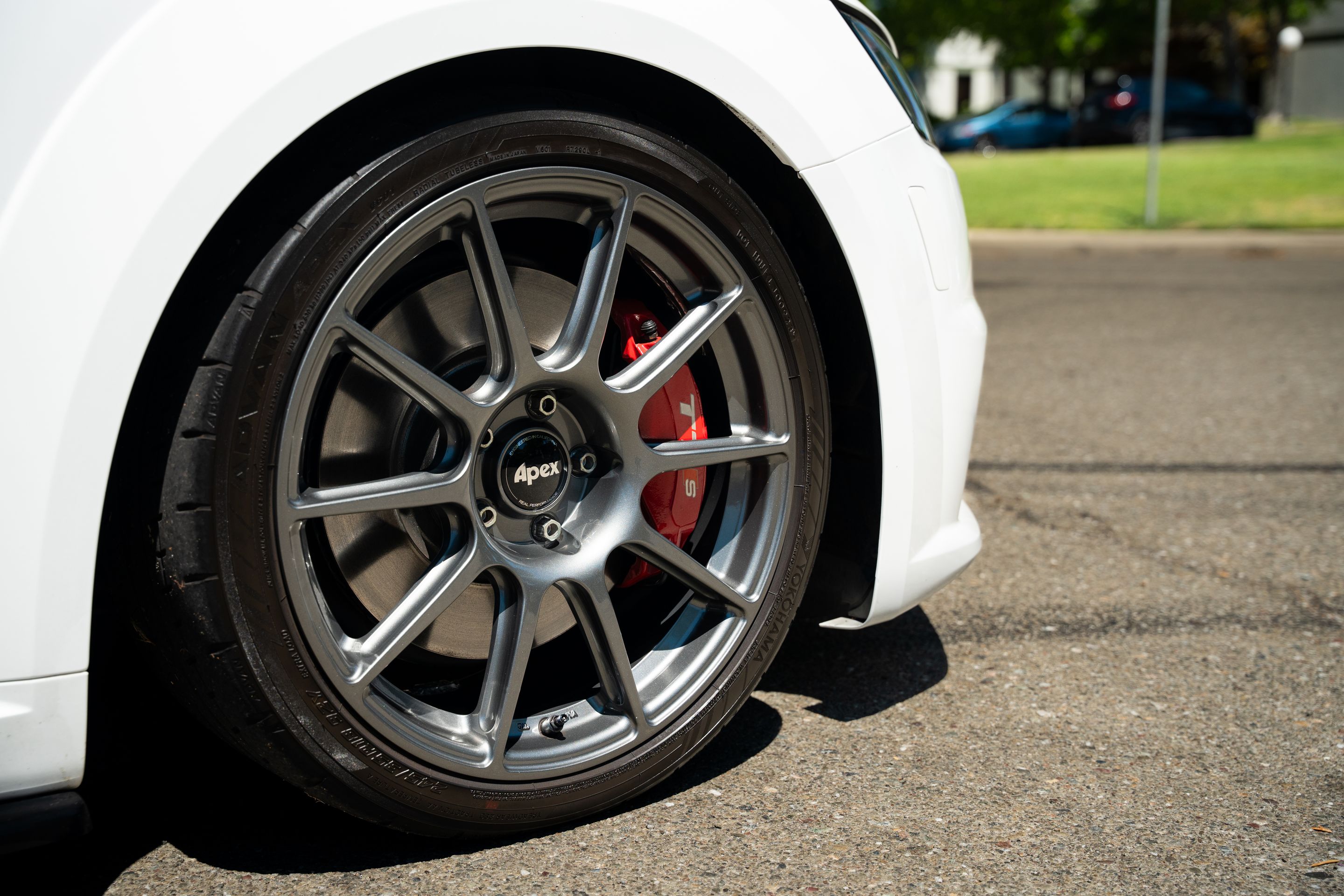 White Audi 8S TTS with 18" SM-10 Apex wheels in Anthracite