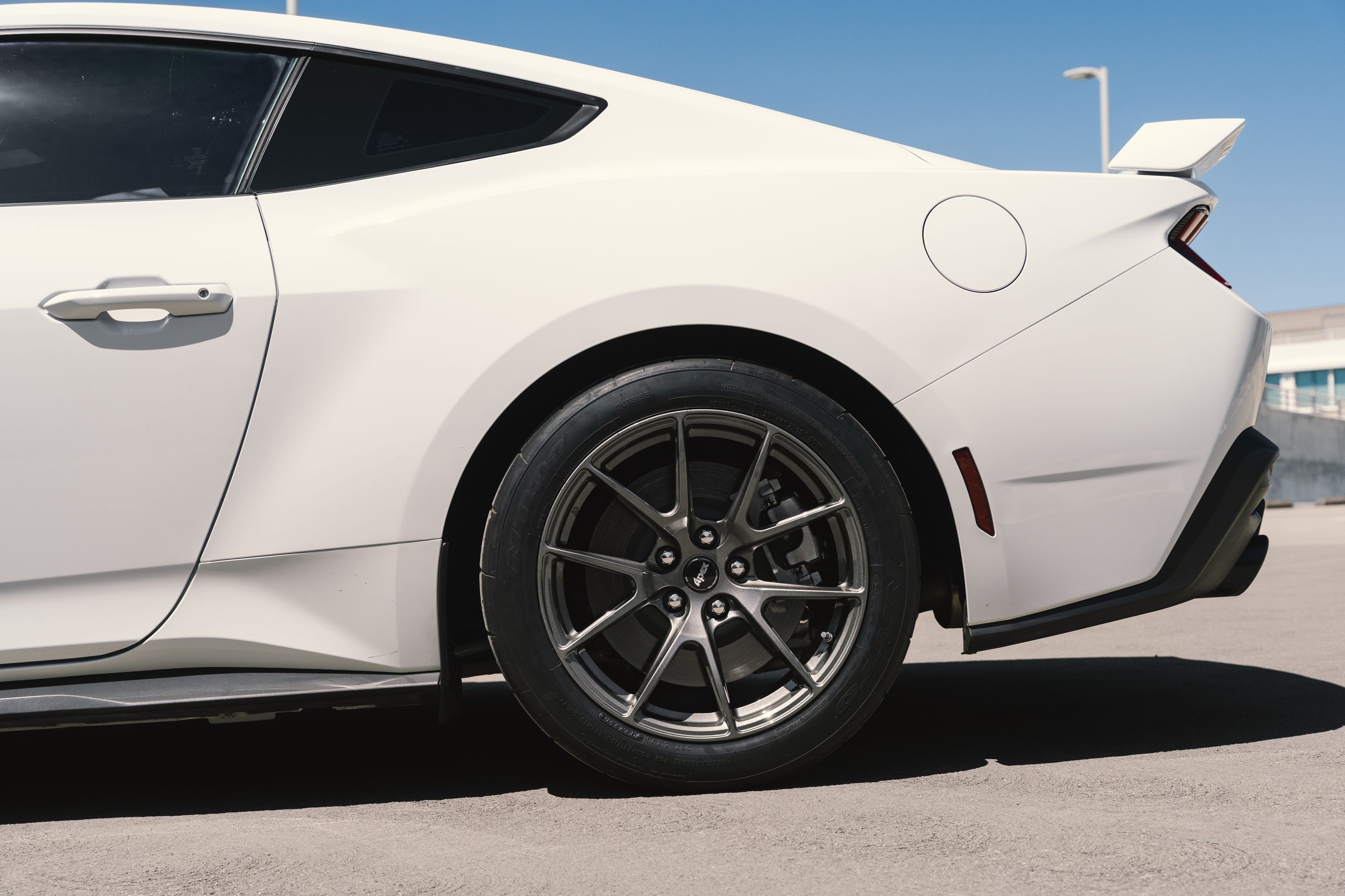 White Ford S650 Mustang GT with 18" VS-5 Apex wheels in Anthracite