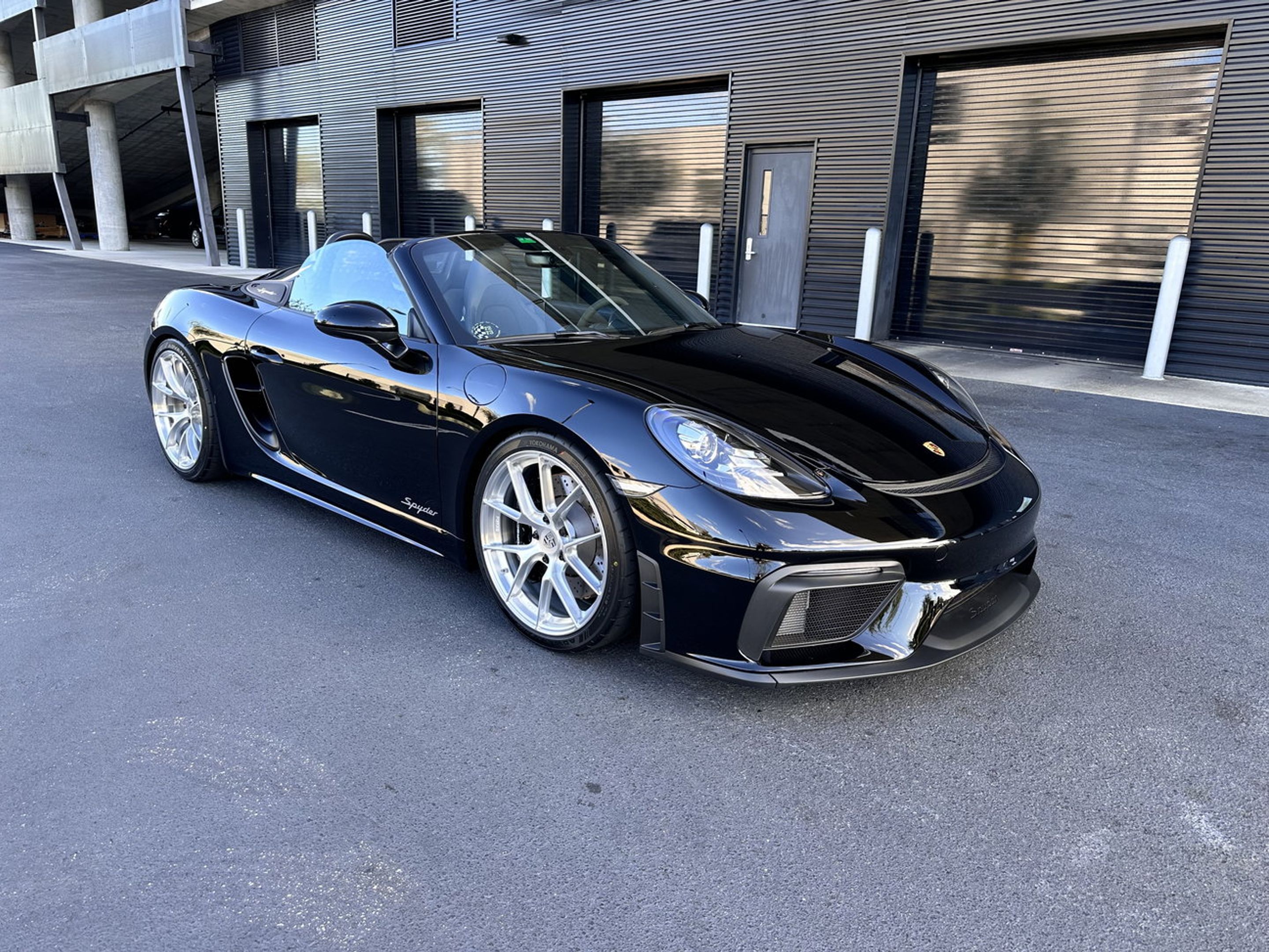 Black Porsche 718 Spyder with 20" VS-5RS Apex wheels in Brushed Clear