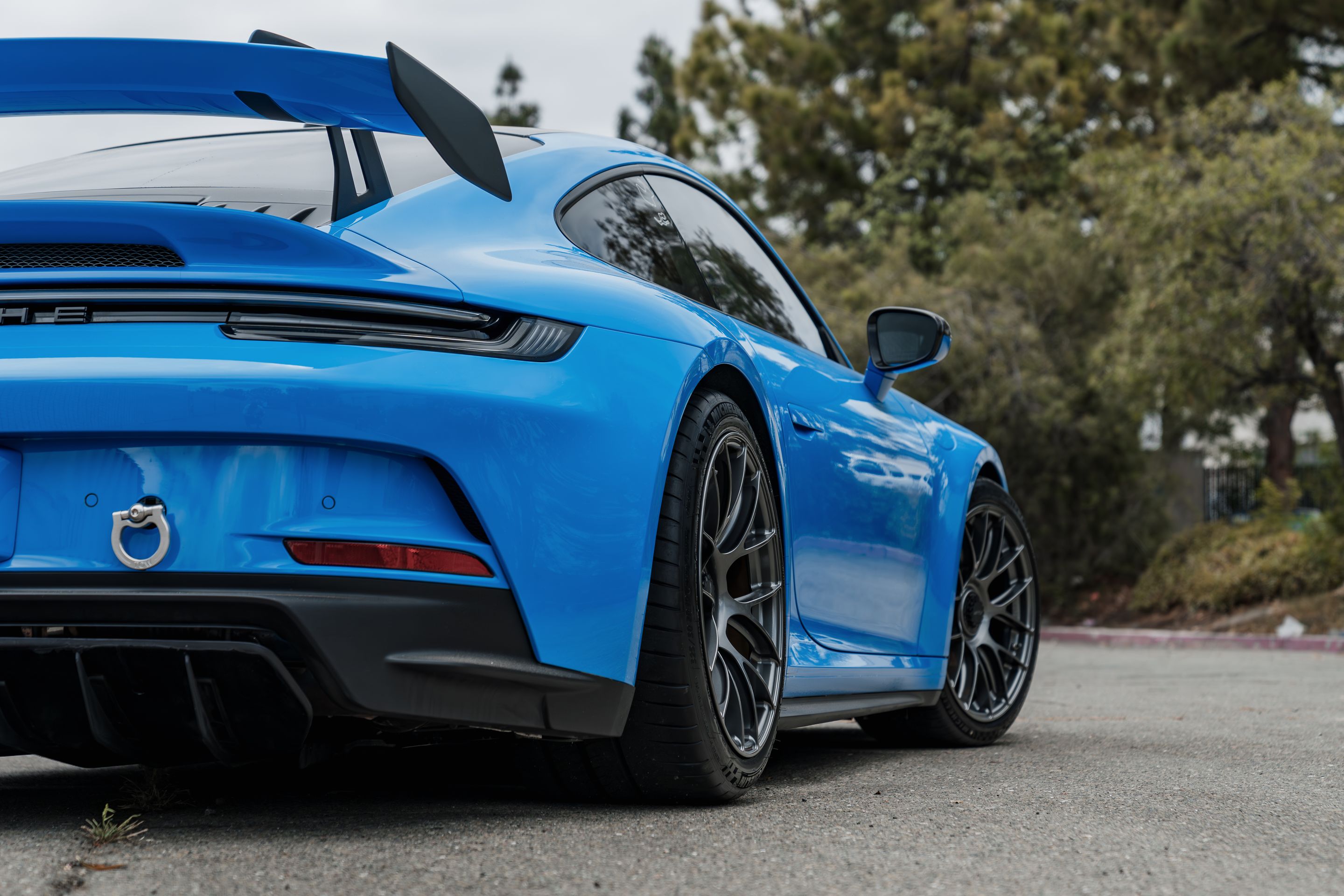 Blue Porsche 911 992.1 GT3 with 19" EC-7RS Apex wheels in Anthracite