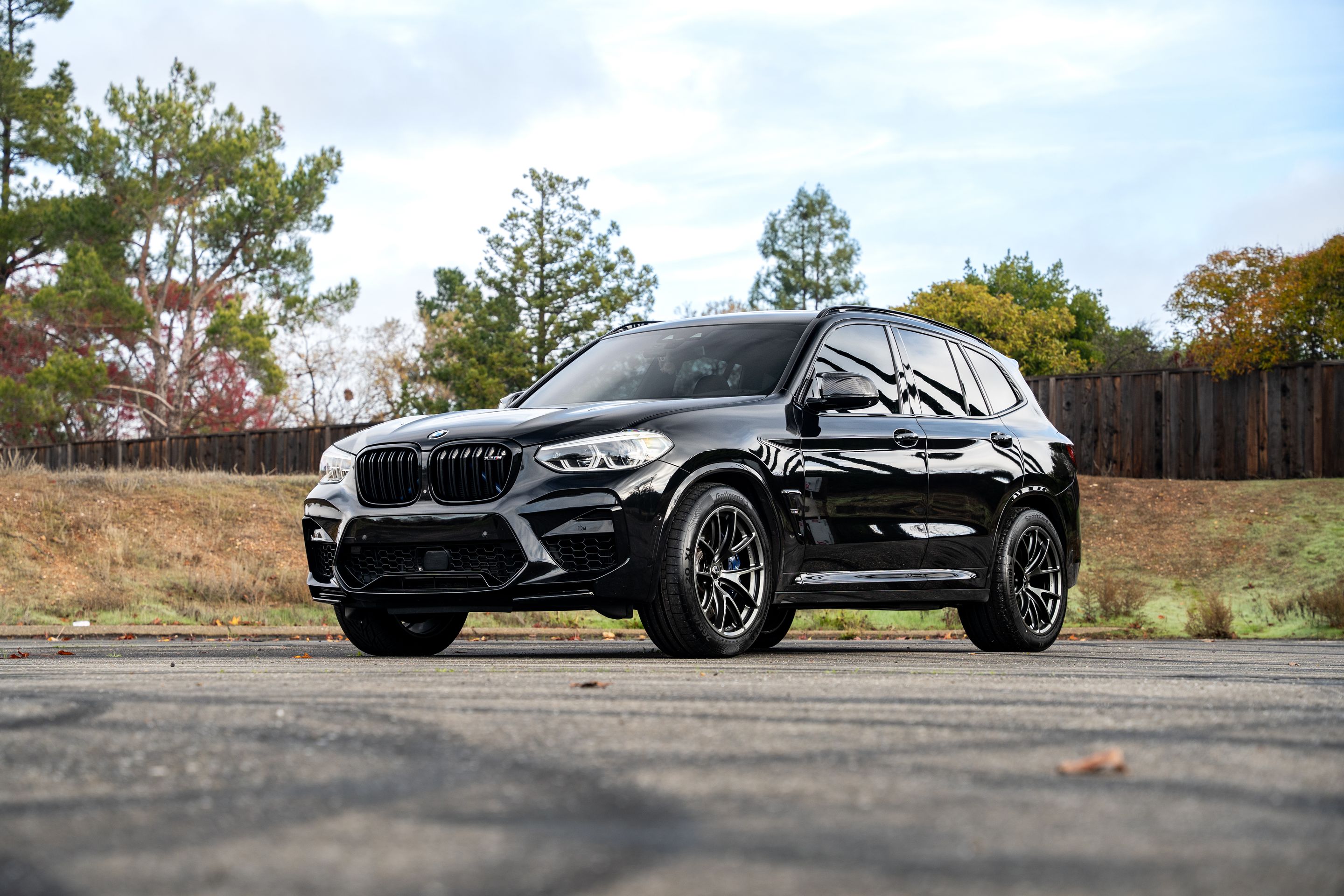 Black BMW F97 X3M with 20" VS-5RX Apex wheels in Anthracite