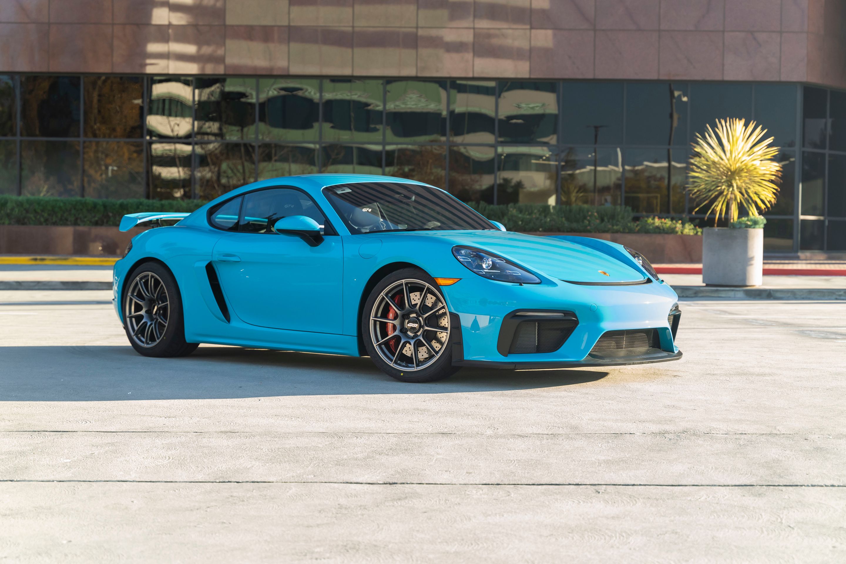 Blue Porsche 718 Cayman GT4 with 19" SM-10 Apex wheels in Anthracite