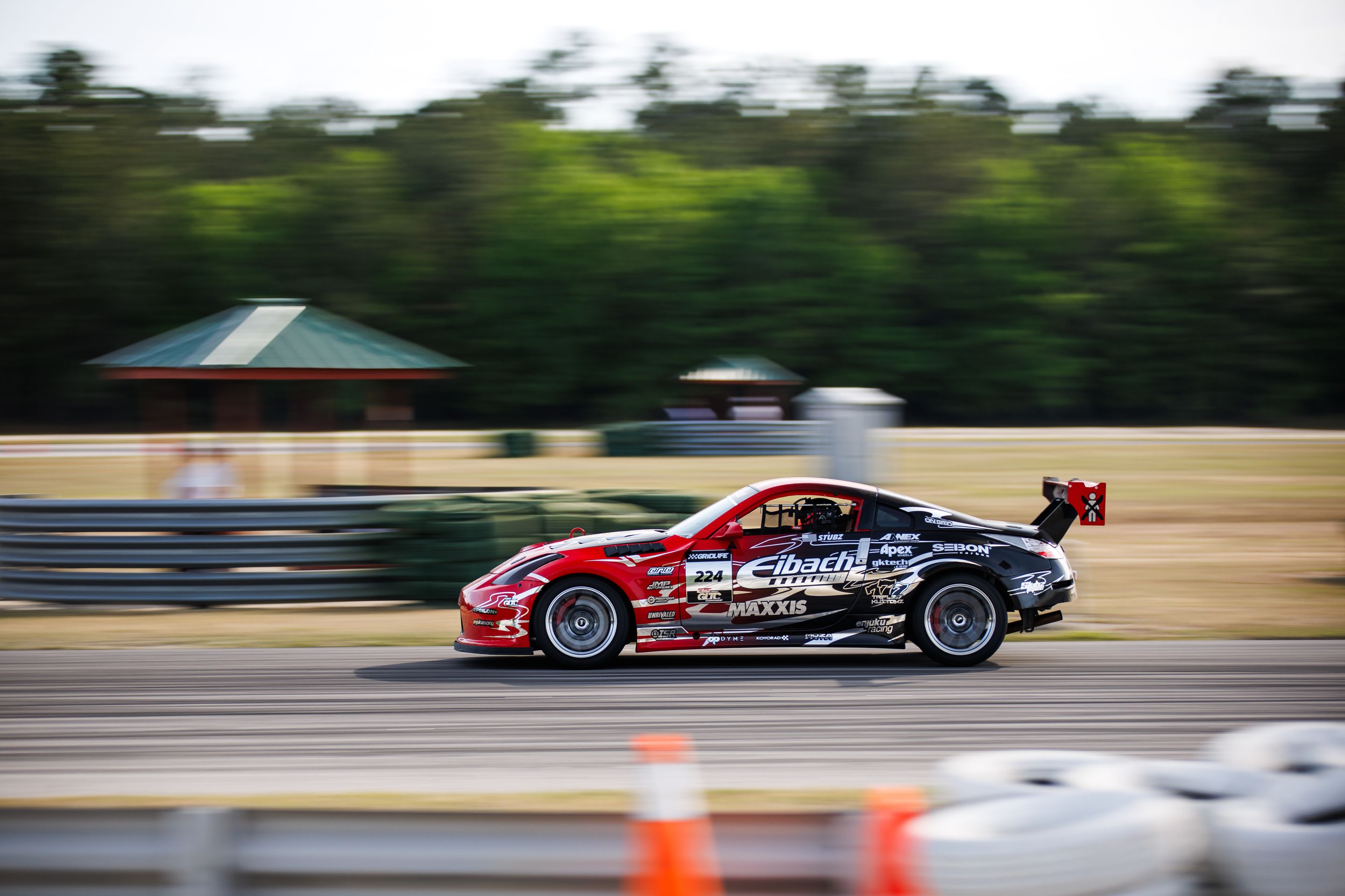 Race Livery Nissan 350Z with 18" VS-5RS Apex wheels in Custom Finish