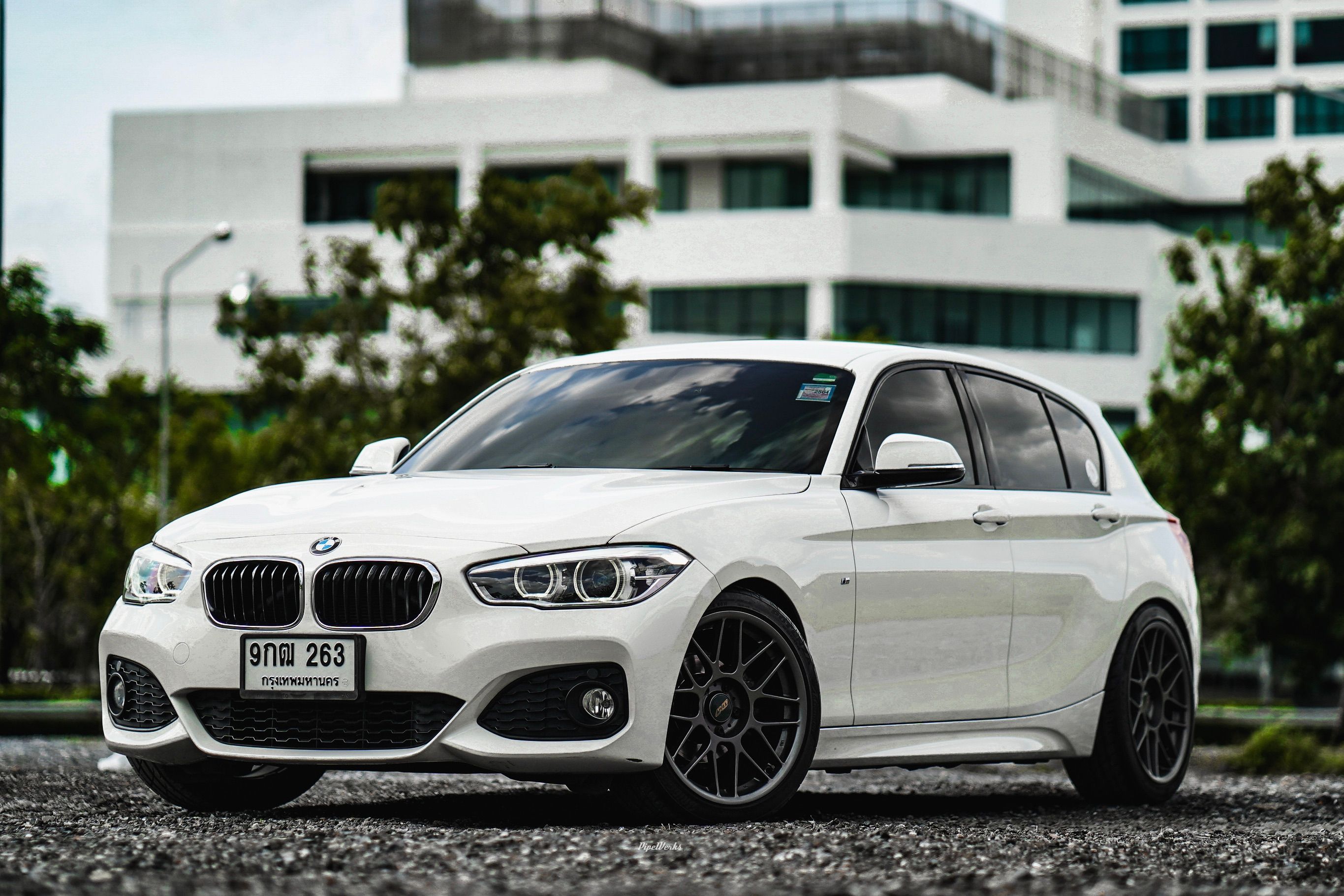 White BMW F20 Hatchback 1 Series with 18" ARC-8 Apex wheels in Anthracite