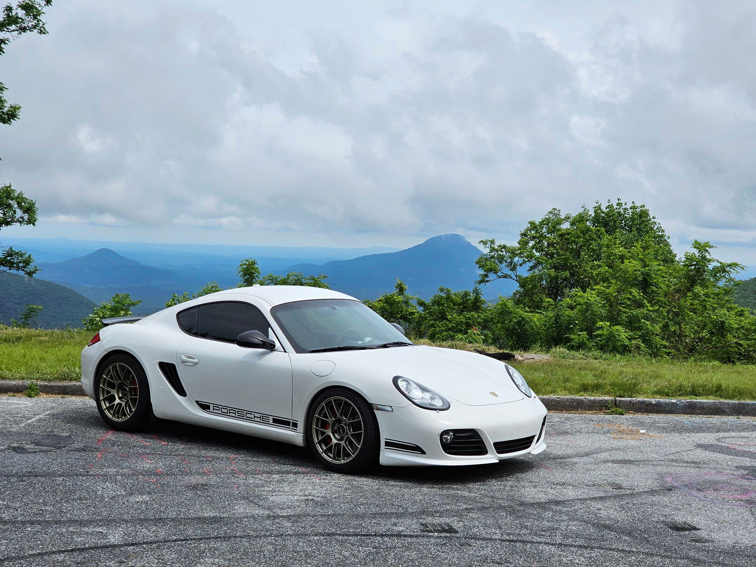 White Porsche 987 Cayman R with 18" EC-7RS Apex wheels in Motorsport Gold