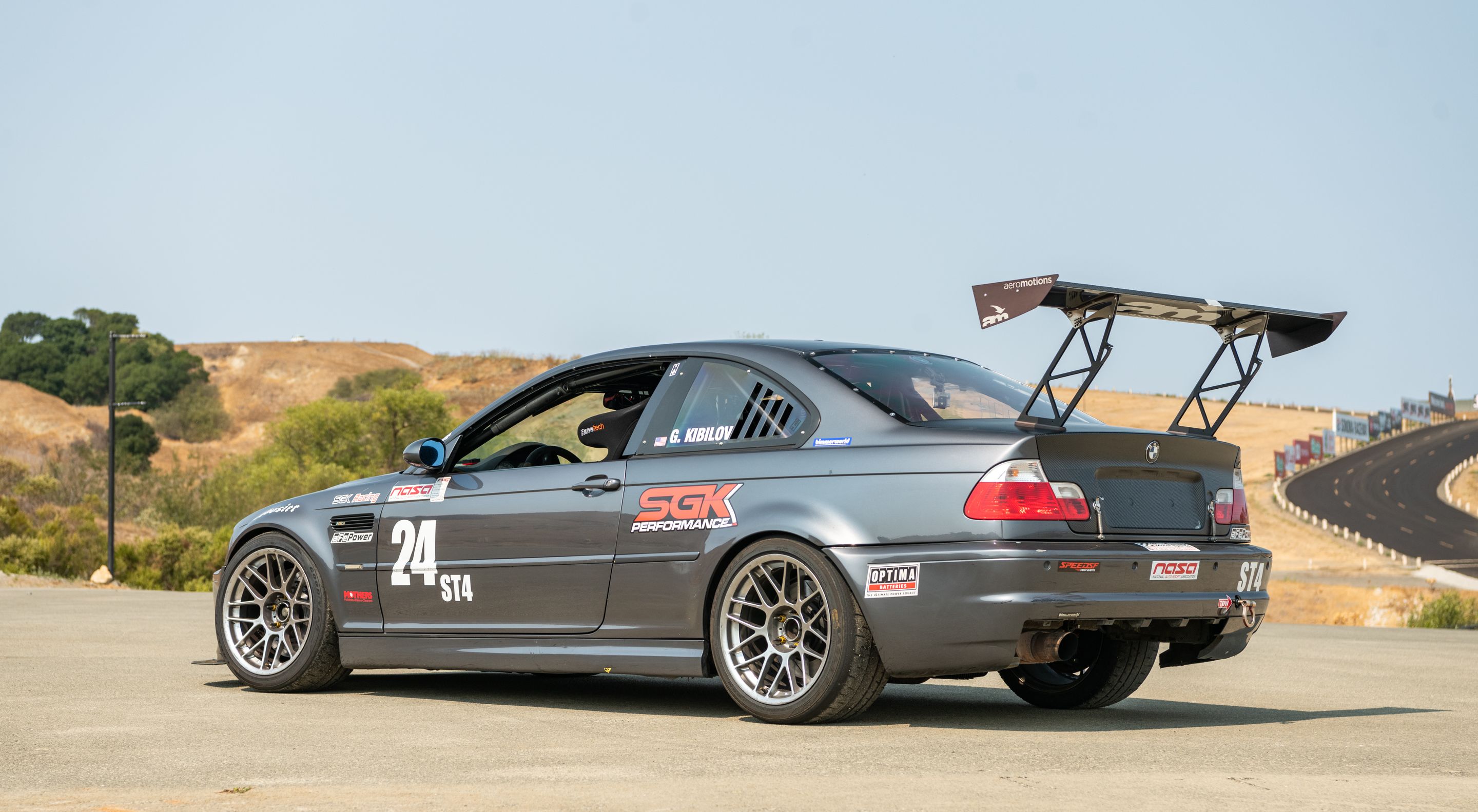 Race Livery BMW E46 M3 with 18" ARC-8 Apex wheels in Hyper Silver
