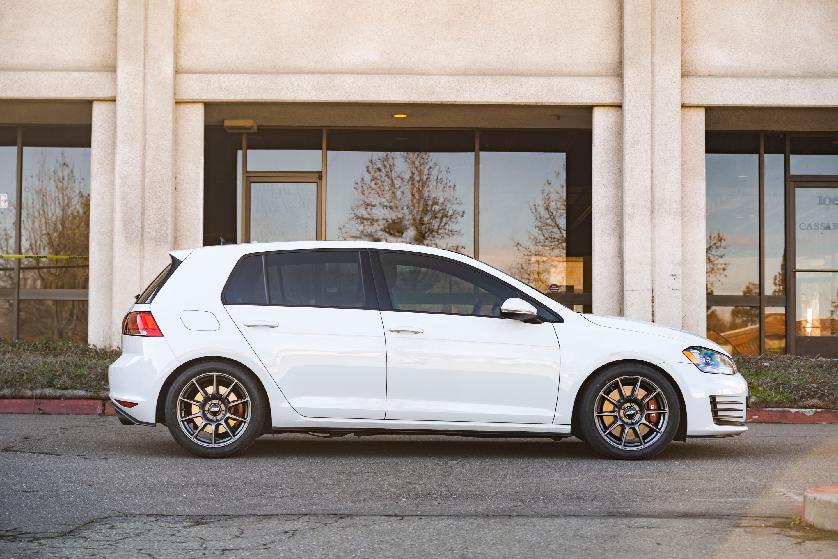 White VW MK7 GTI with 17" SM-10 Apex wheels in Anthracite