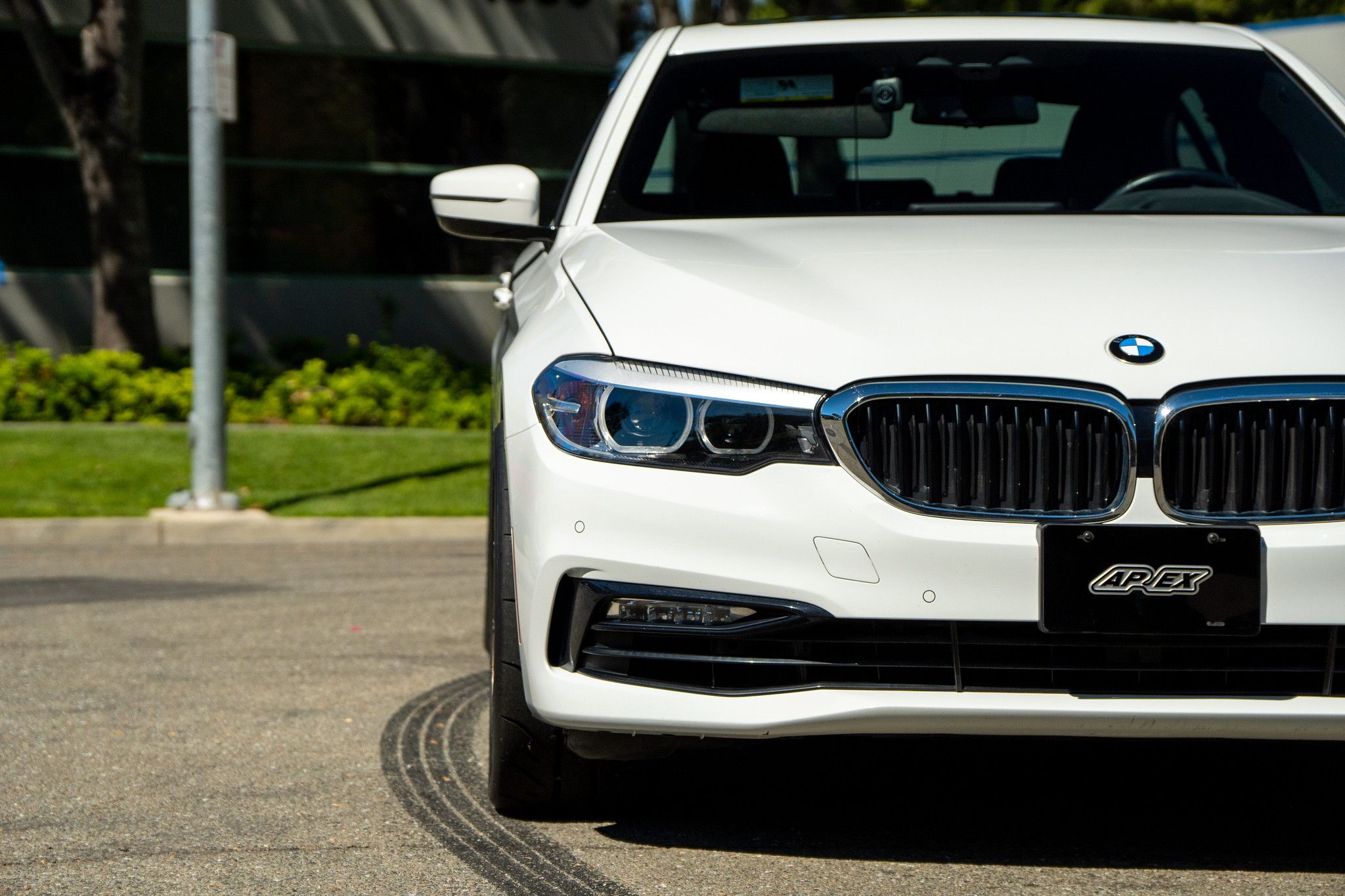 White BMW G30 Sedan 5 Series with 19" VS-5RS Apex wheels in Satin Bronze