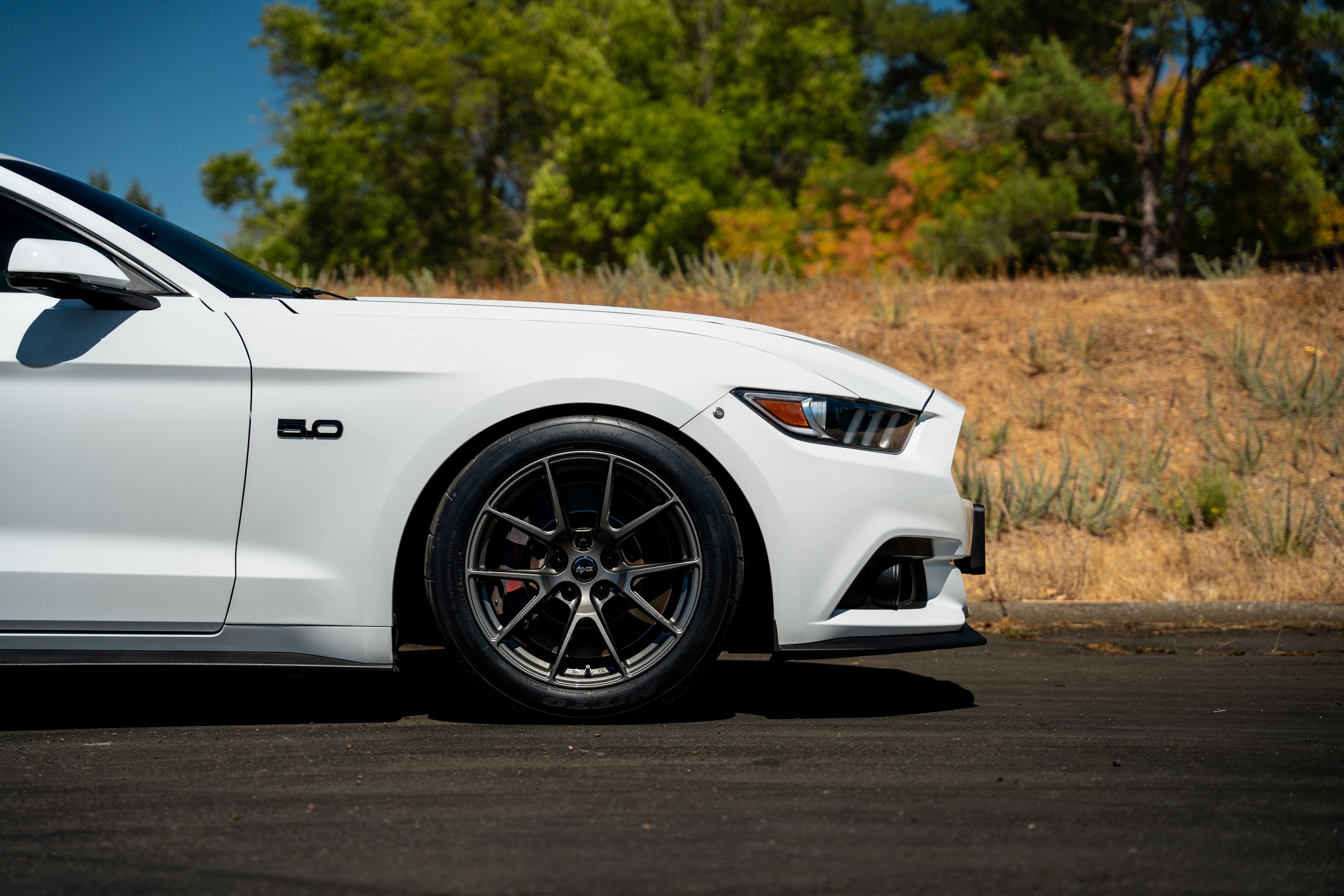 White Ford S550 Mustang GT with 18" VS-5 Apex wheels in Anthracite