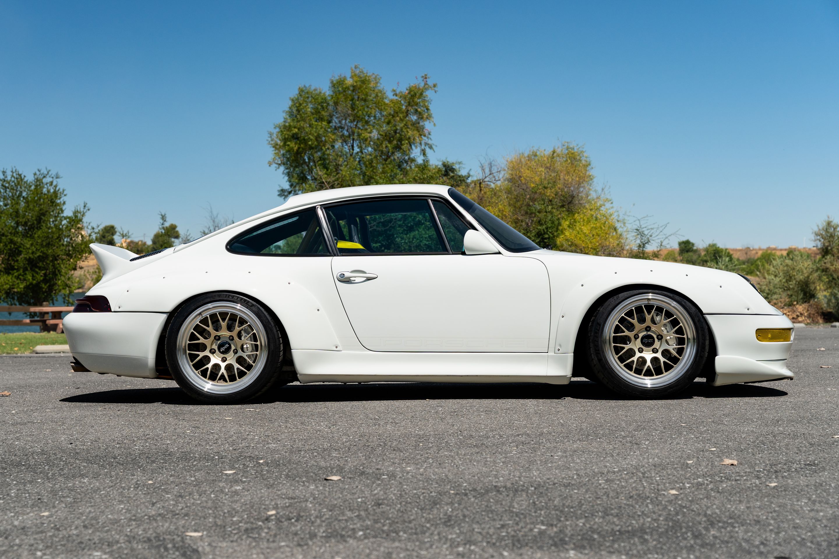 White Porsche 911 993 Carrera with 18" ML-10RT Apex wheels in Machined Lip Gloss Motorsport Gold