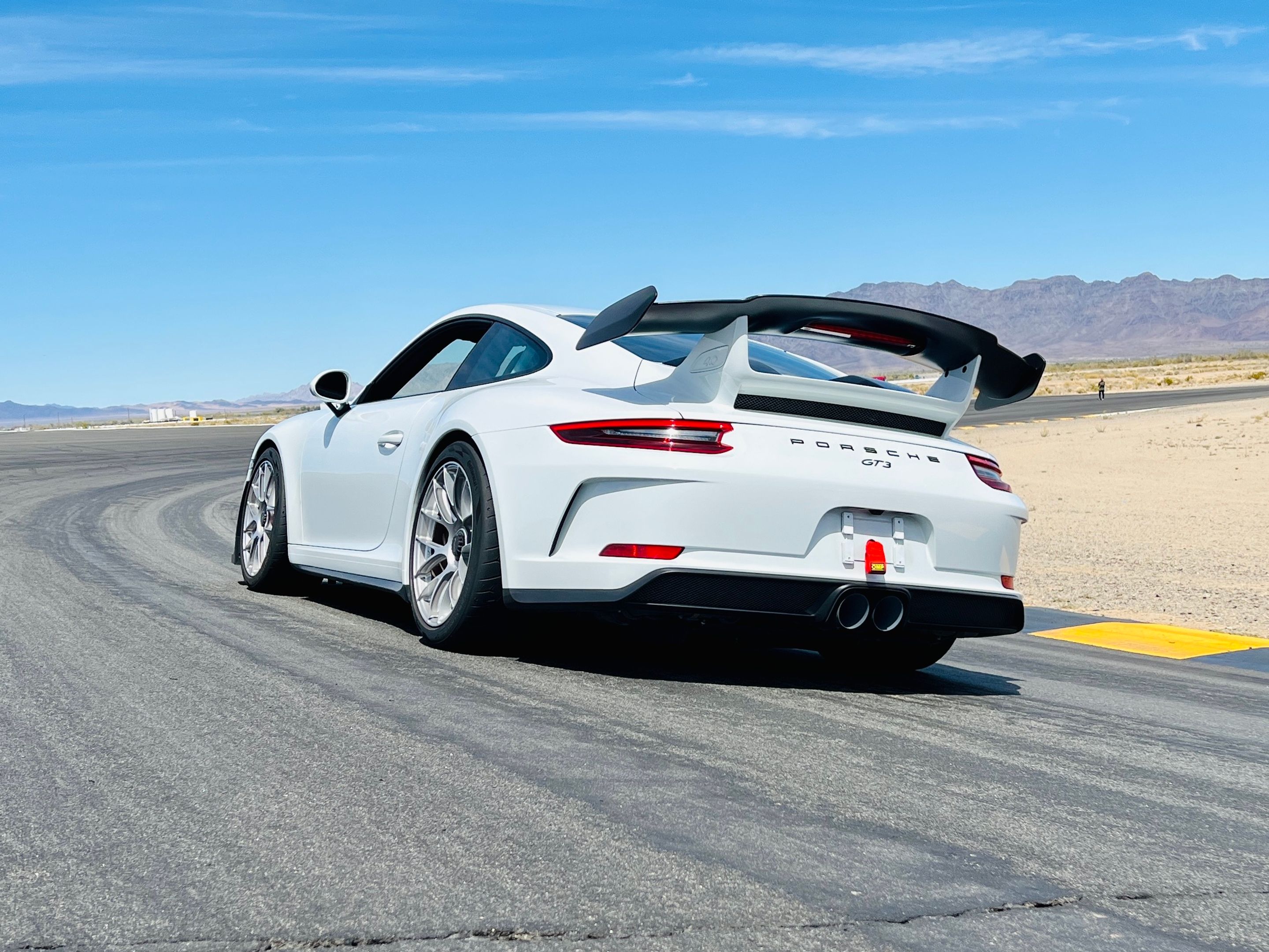 White Porsche 911 991.2 GT3 with 19" EC-7RS Apex wheels in Race Silver